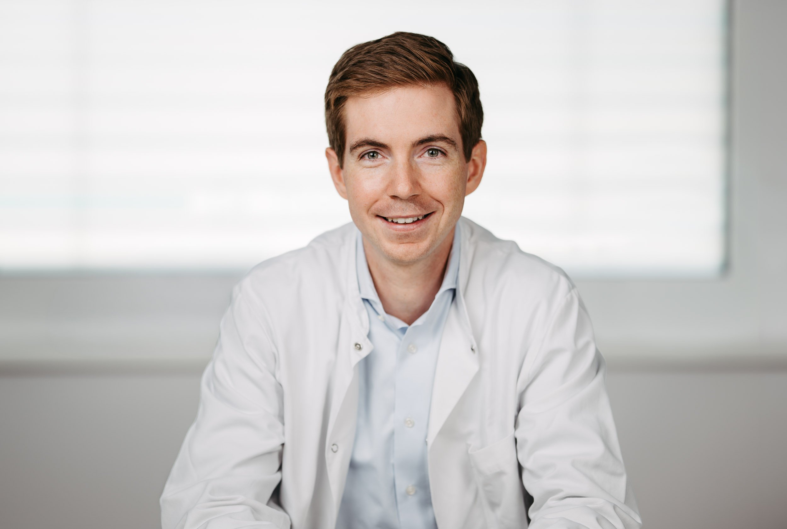 Priv. Doz. Dr. Maximilian Pallauf im Arztkittel, Urologe und Androloge in Salzburg.