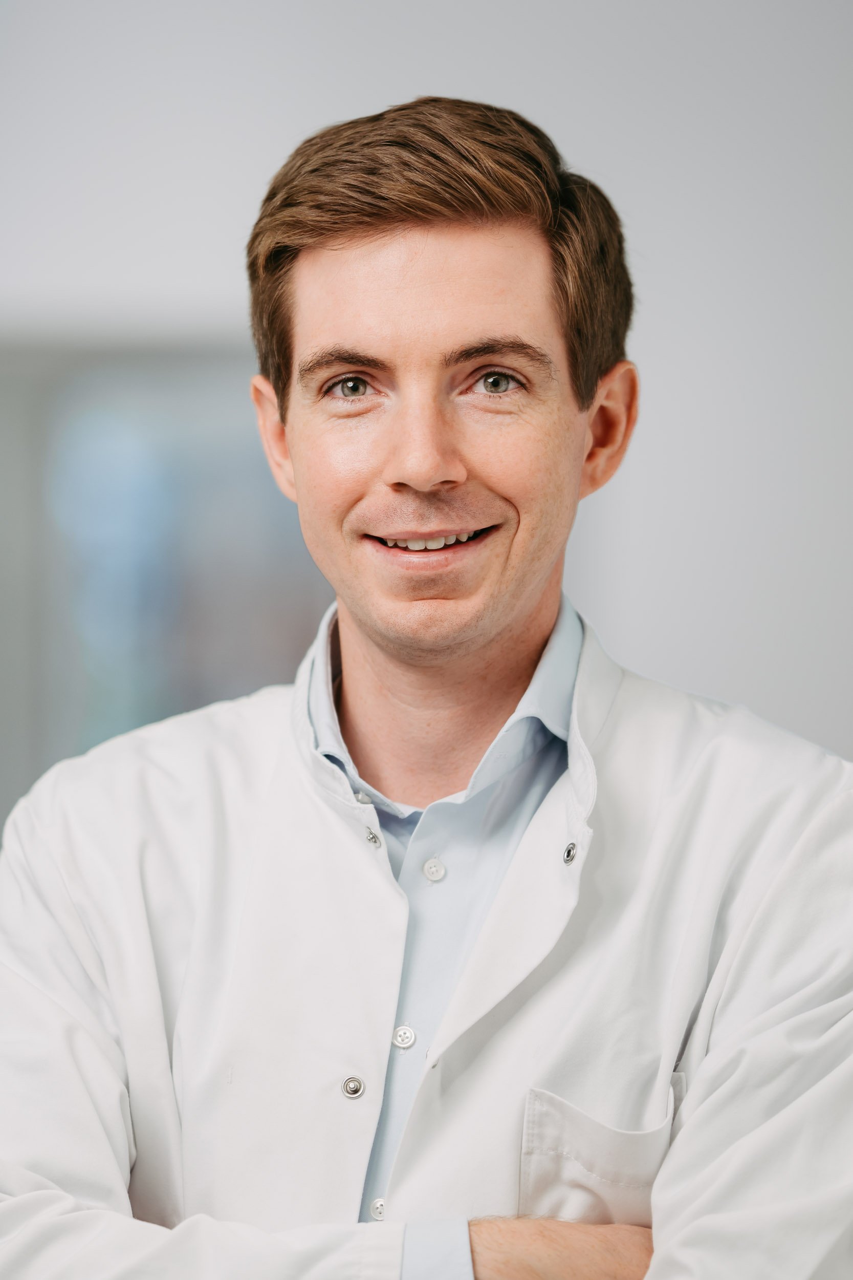 Priv. Doz. Dr. Maximilian Pallauf im Arztkittel, Urologe und Androloge in Salzburg.