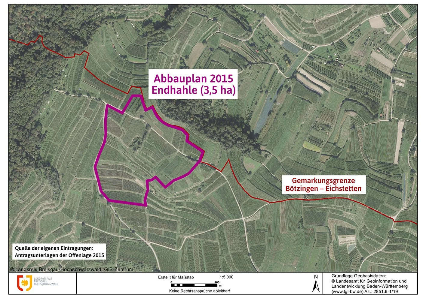 Luftbild einer landwirtschaftlichen Region mit Markierungen: Eine rote Grenze markiert die Gemarkungsgrenze Bötzingen - Eichstetten, innerhalb einer violetten Linie befindet sich ein Abbauplan von 2015 mit Endhäle (3,5 ha).
