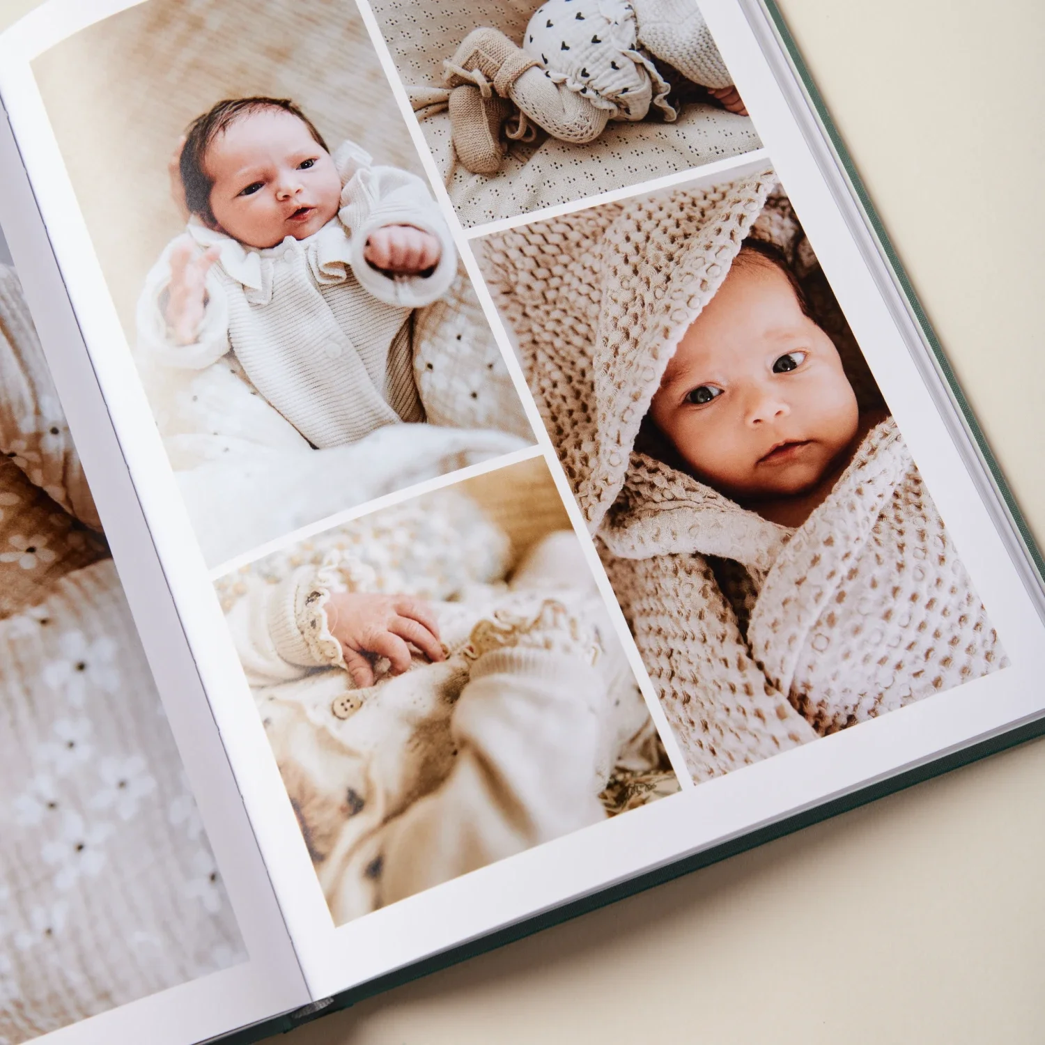 Album photo montrant différentes images d'un bébé, portant des vêtements beige et crochetés, en situation de repos ou d'observation avec un fond neutre.