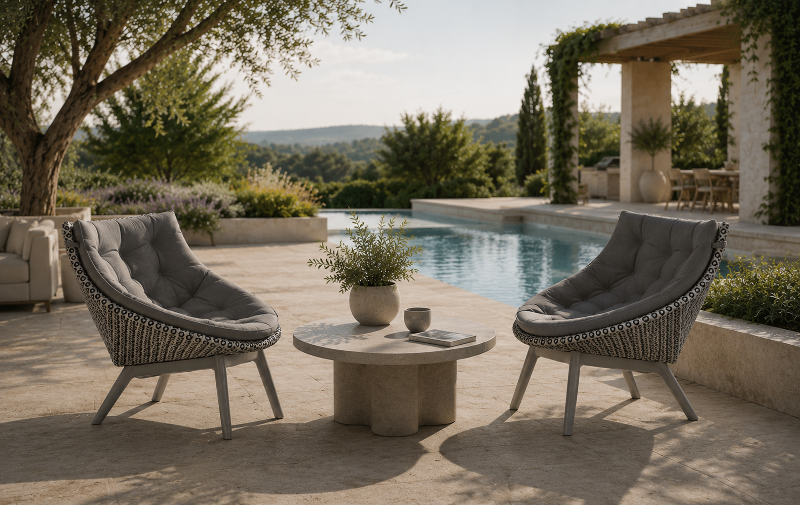 Zwei komfortable Lounge-Möbel am Pool