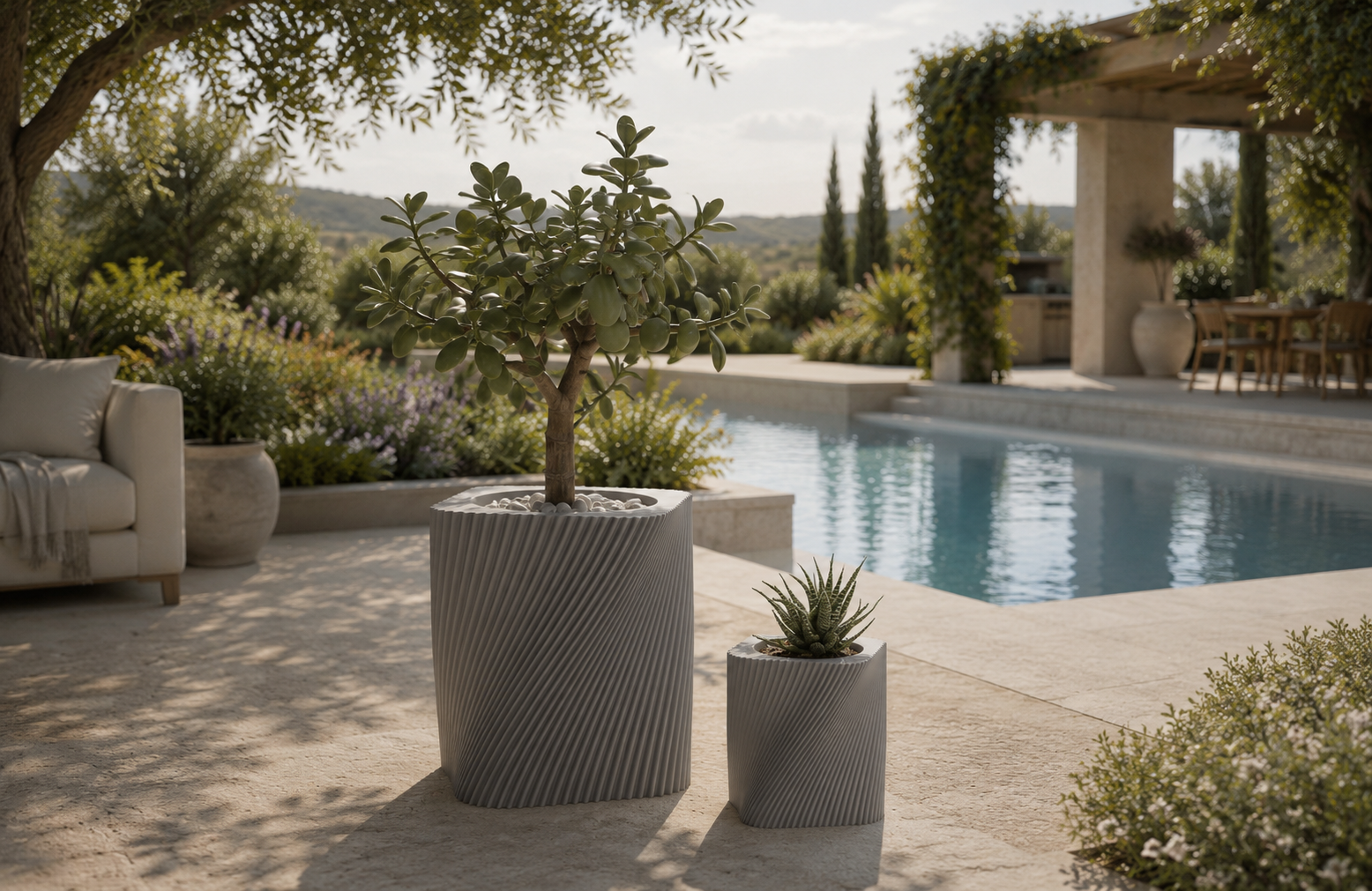Eine große und eine kleine Designer-Vase am Pool