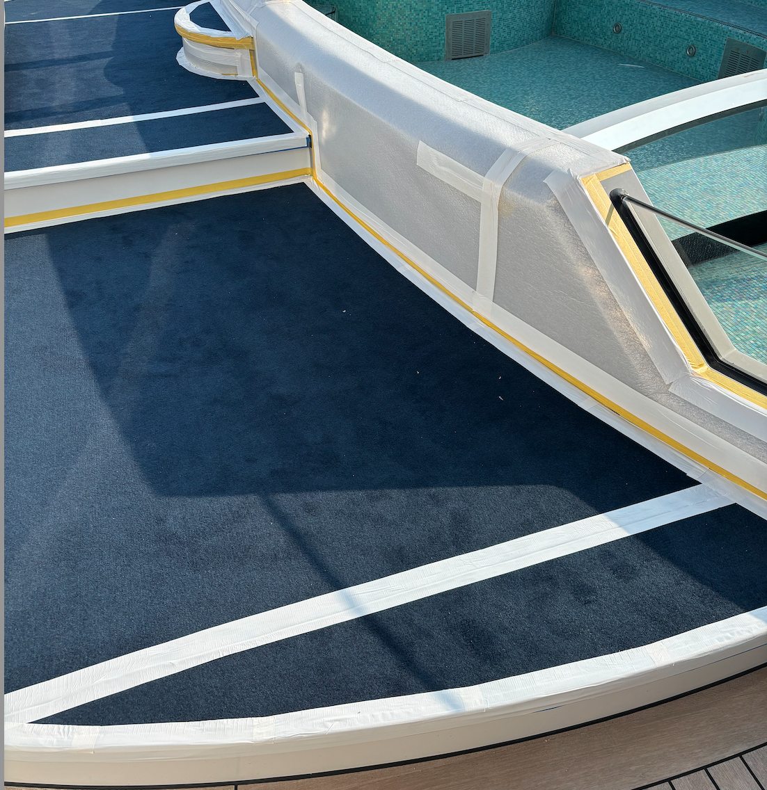 piscine extérieur avec moquette et mousse filmée de protection autour car en réparation.