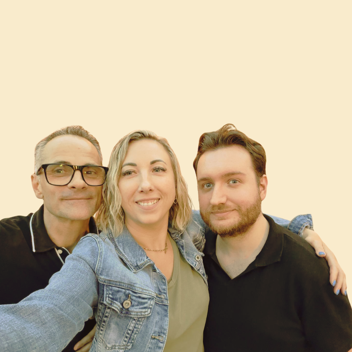Trois personnes posent pour une photo de groupe, souriantes, contre un fond beige clair.