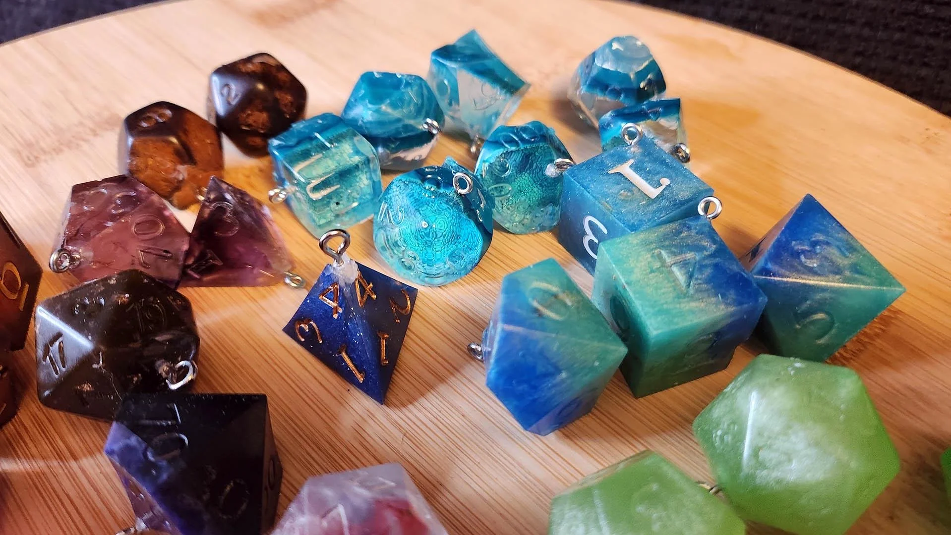 An overview of how your JoaraCrafts Anti-Waste Dice might look like. With a focus on the blue colored jewelry.