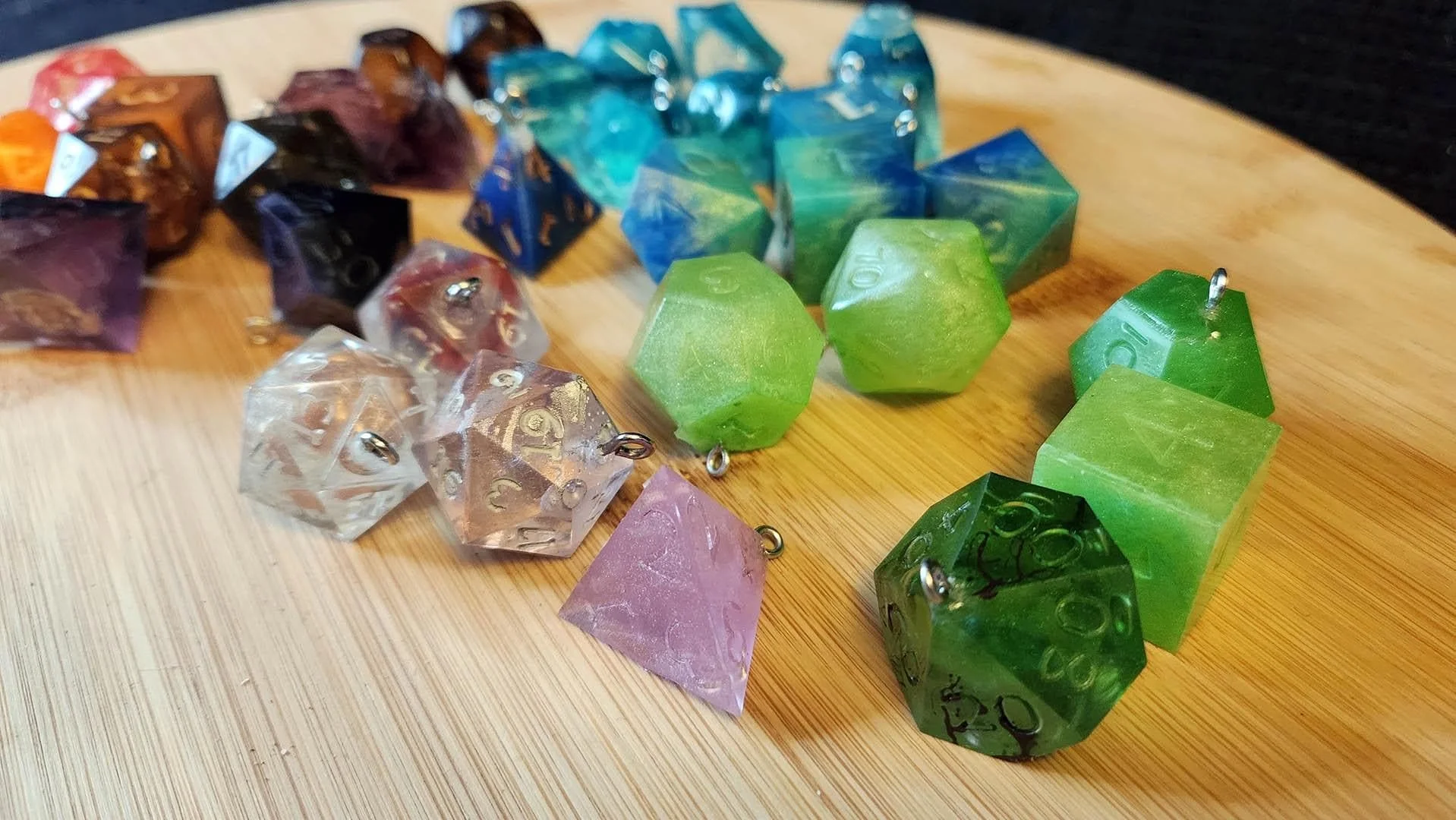 An overview of how your JoaraCrafts Anti-Waste Dice might look like. With a focus on the green colored jewelry.