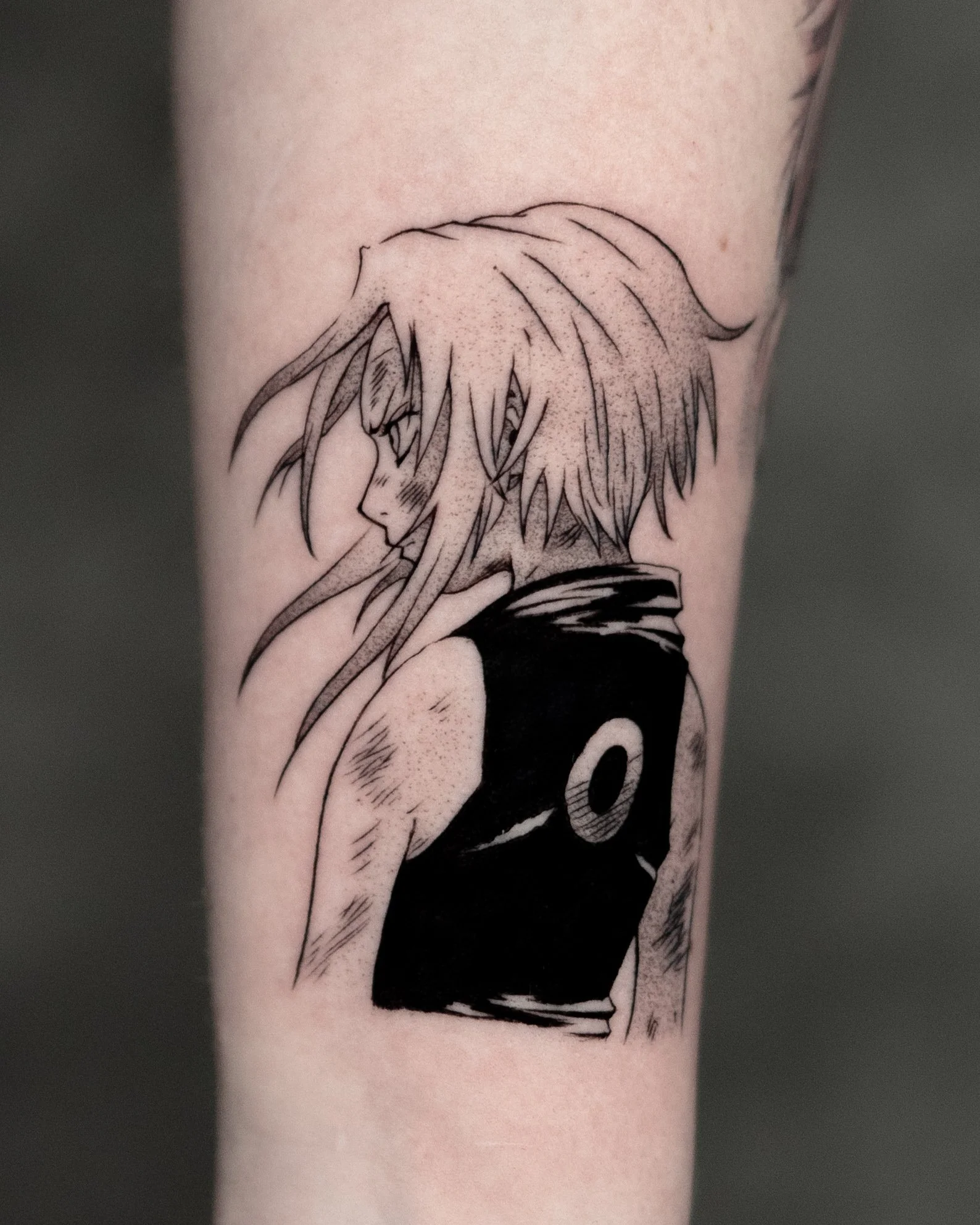 Tatoeage van een beer in een glazen pot op de huid.