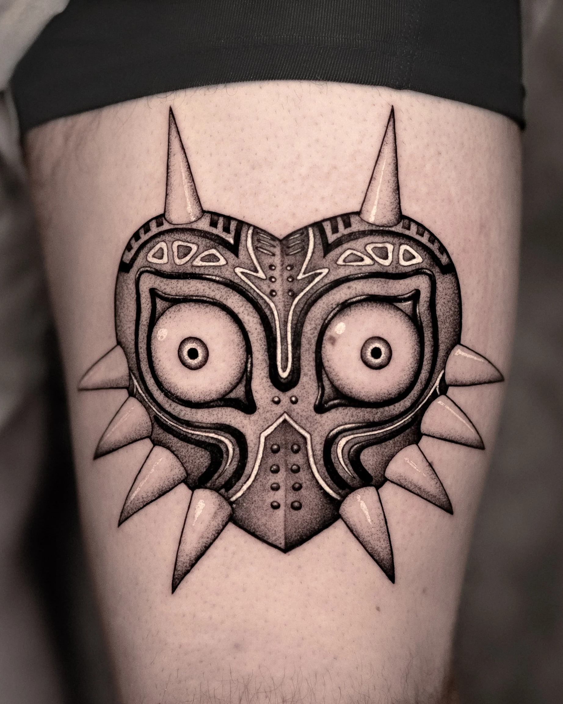 Tattoo van een uil op de onderbuik