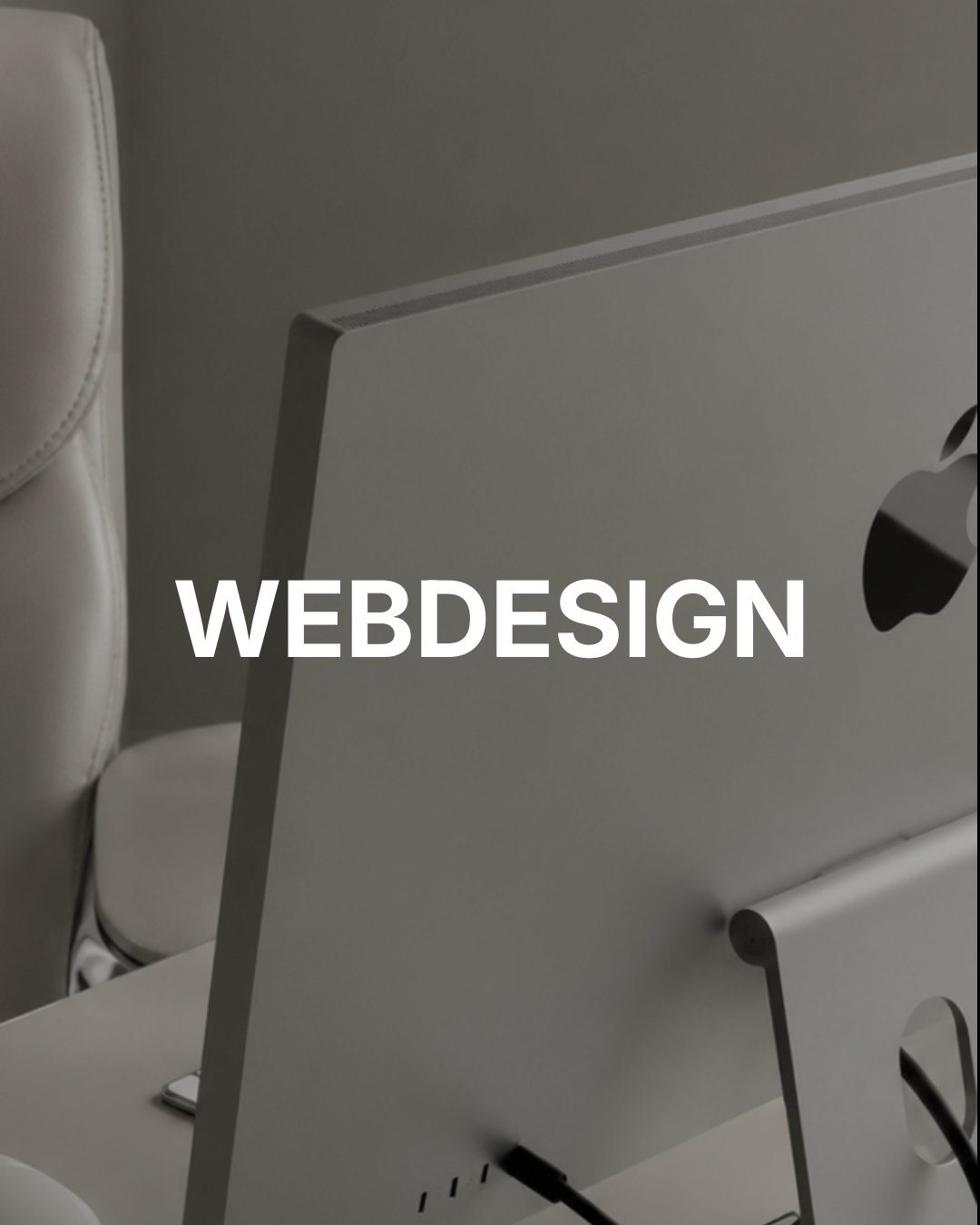 Een Apple iMac-computer op een bureau, met de tekst 'WEB DESIGN' eroverheen.