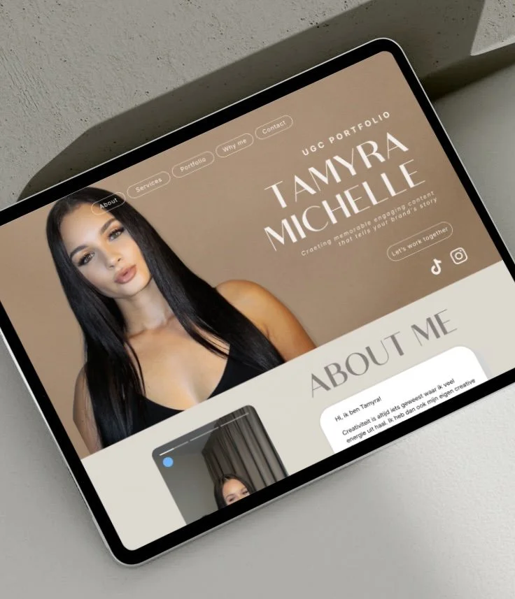 Een tablet met een website van Tamya Michelle, een portfolio- en contactpagina, met een foto van een vrouw met lang zwart haar en een zwarte top, en tekst die over haarzelf gaat.