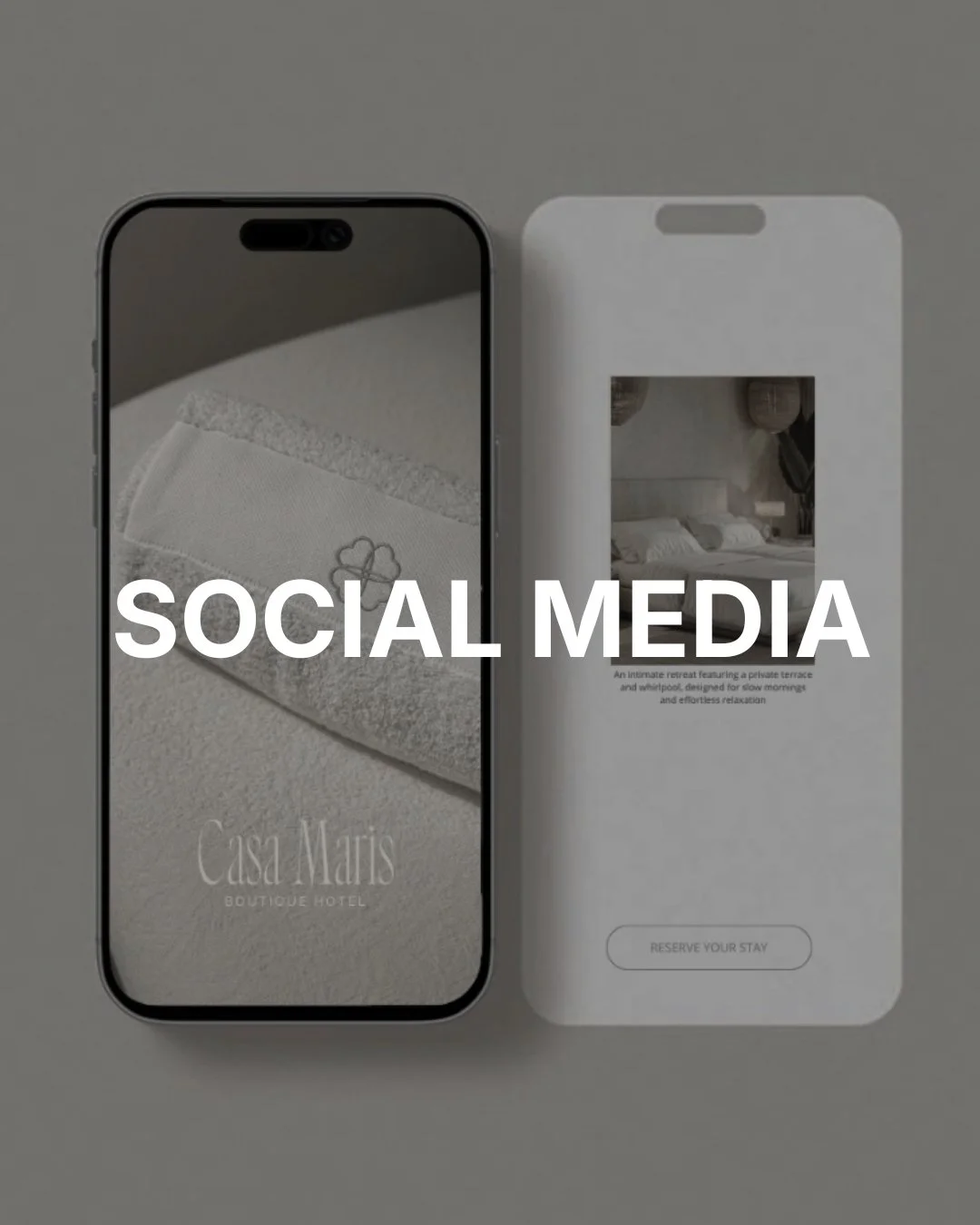 Een smartphone en een reserveringskaart voor een hotel, met de tekst 'SOCIAL MEDIA' er overheen.