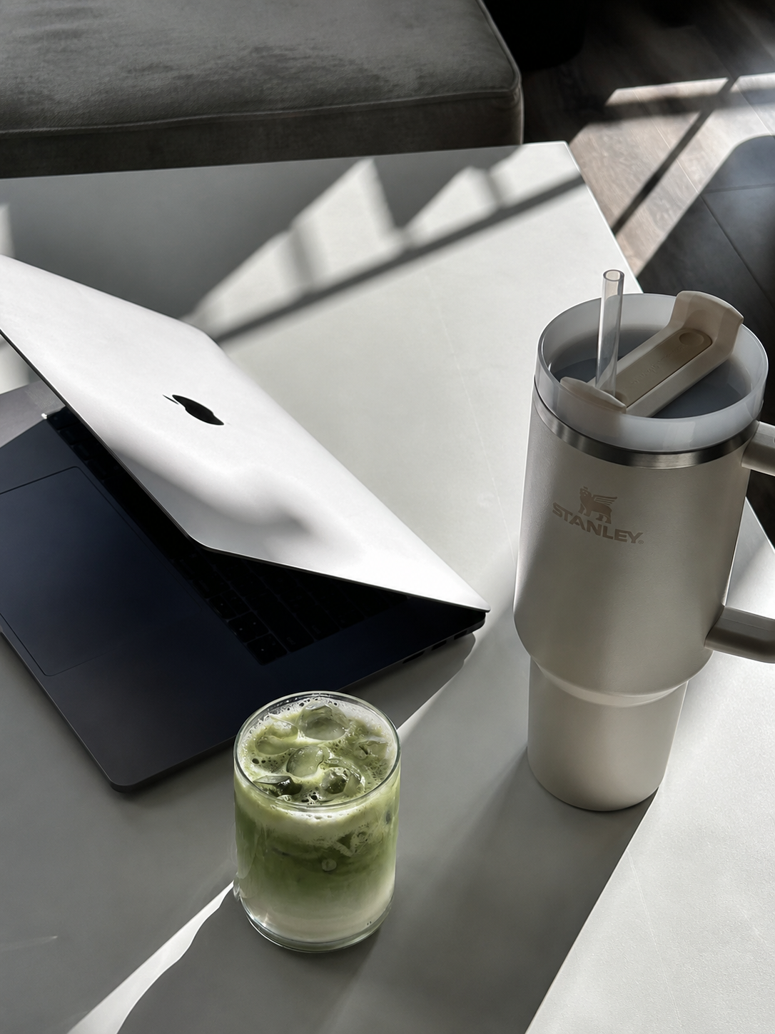 business foto van macbook met matcha en stanley fles