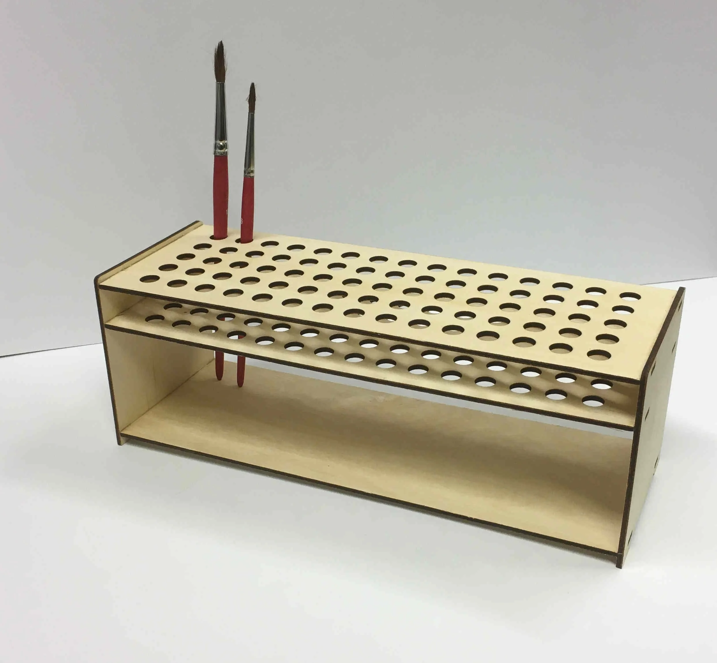Pinselhalter für 75 Pinsel.