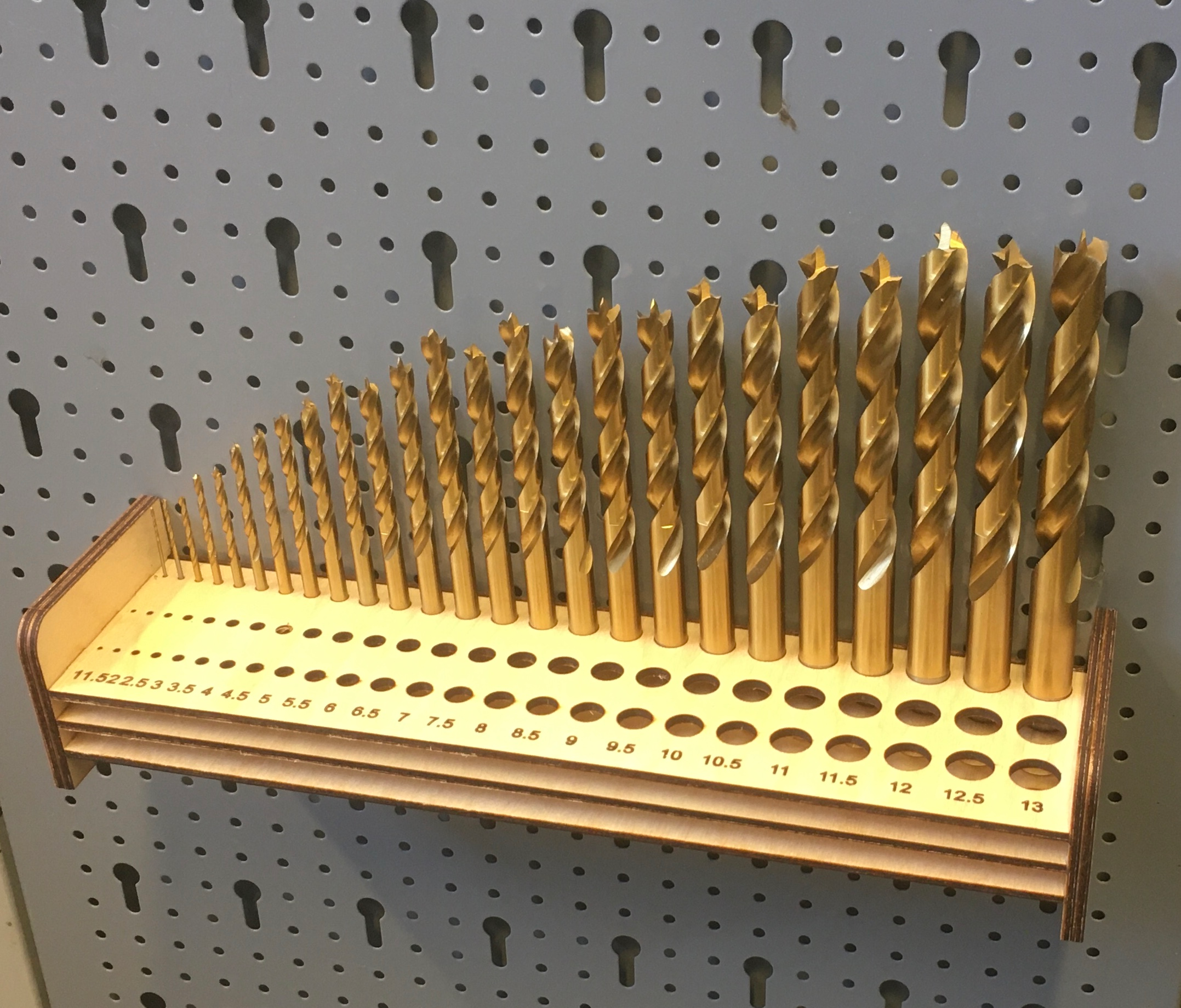Bohrerregal Bohrerständer aus Holz Bohrerhalter für 1-13mm in 0,5mm Schritt Bohrer geeignet für Küpper Skadis Pegboard Lochwand.