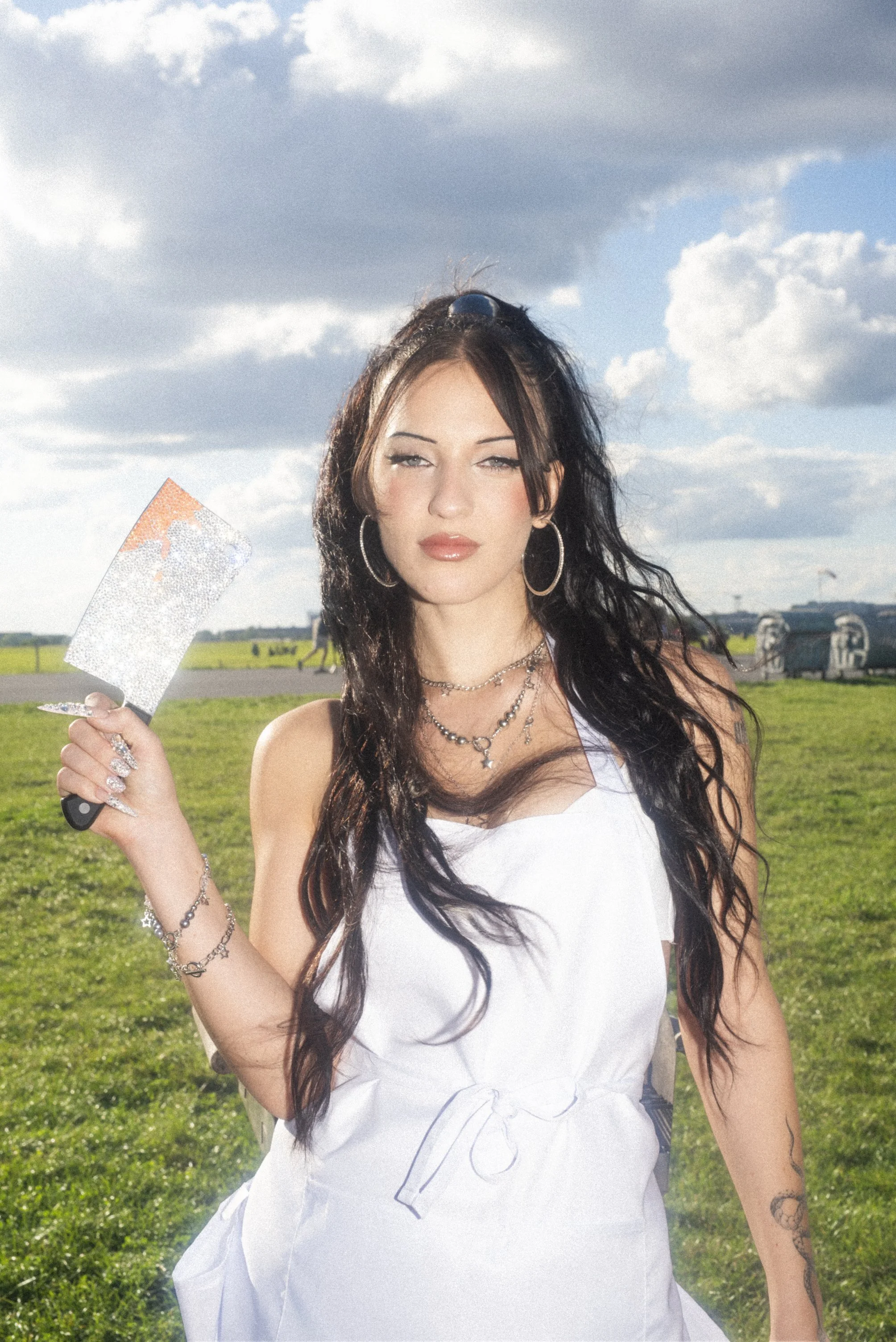 Musikerin Mariybu mit Tattoos und weißem Kleid in einer Outdoor-Porträtaufnahme anlässlich ihres Konzerts in der ZOOM Kantine in Frankfurt am Main.