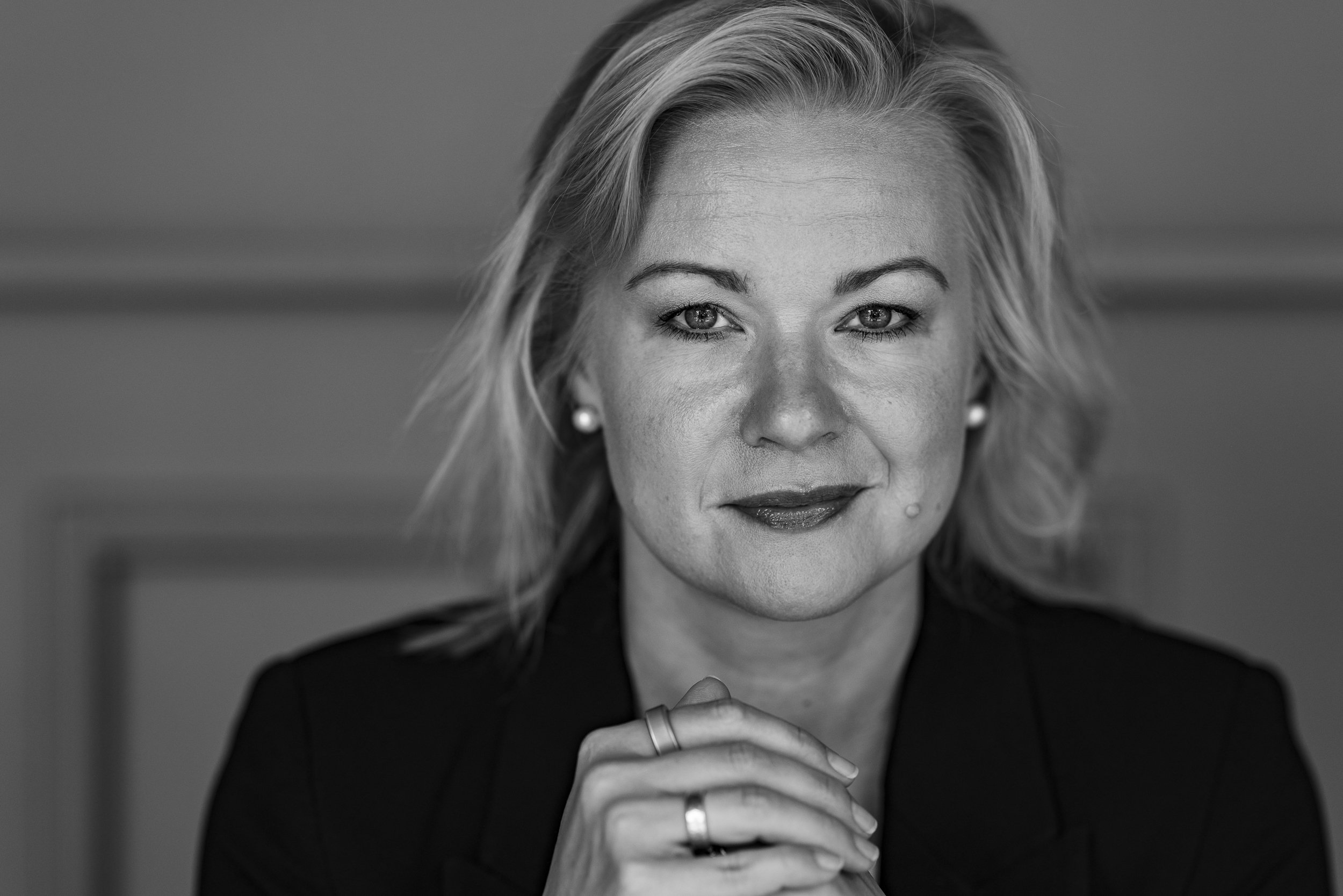 Kommunikationsberaterin Alicja Feltens, Gründerin von Feltens Consulting und Präsidentin des Marketing Club Frankfurt, in einer Schwarz-Weiß-Porträtaufnahme.