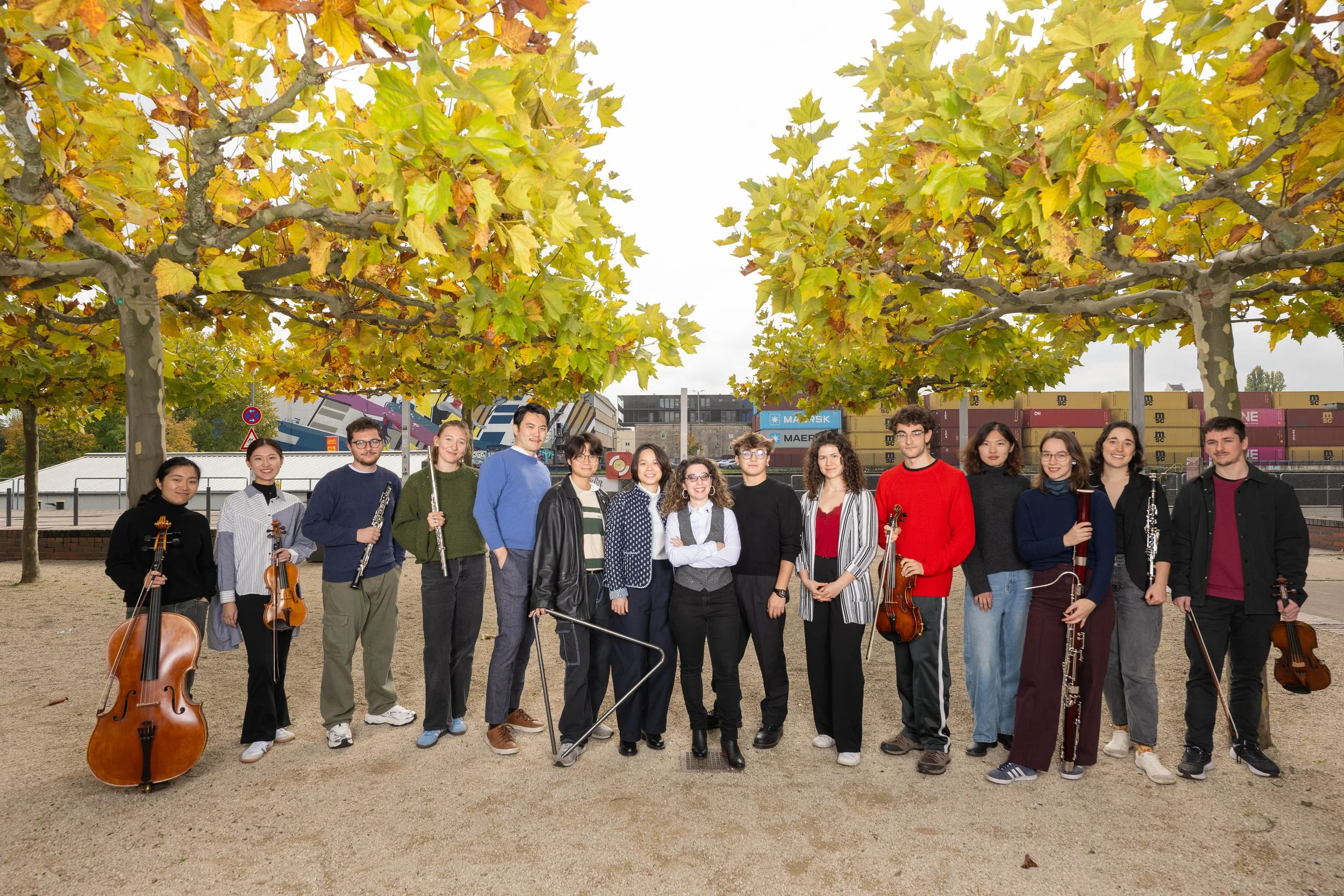 Musikerinnen und Musiker der International Ensemble Modern Academy (IEMA) mit ihren Instrumenten anlässlich eines Konzerts in Frankfurt am Main.