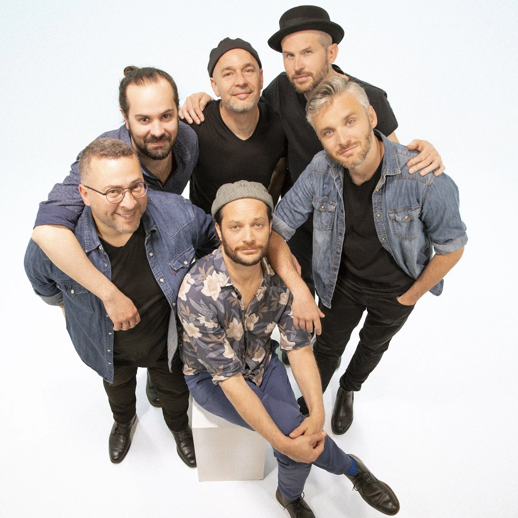 Die französische Band Les Yeux D’La Tête posiert für ein Gruppenfoto anlässlich ihres Konzerts im ZOOM Frankfurt.