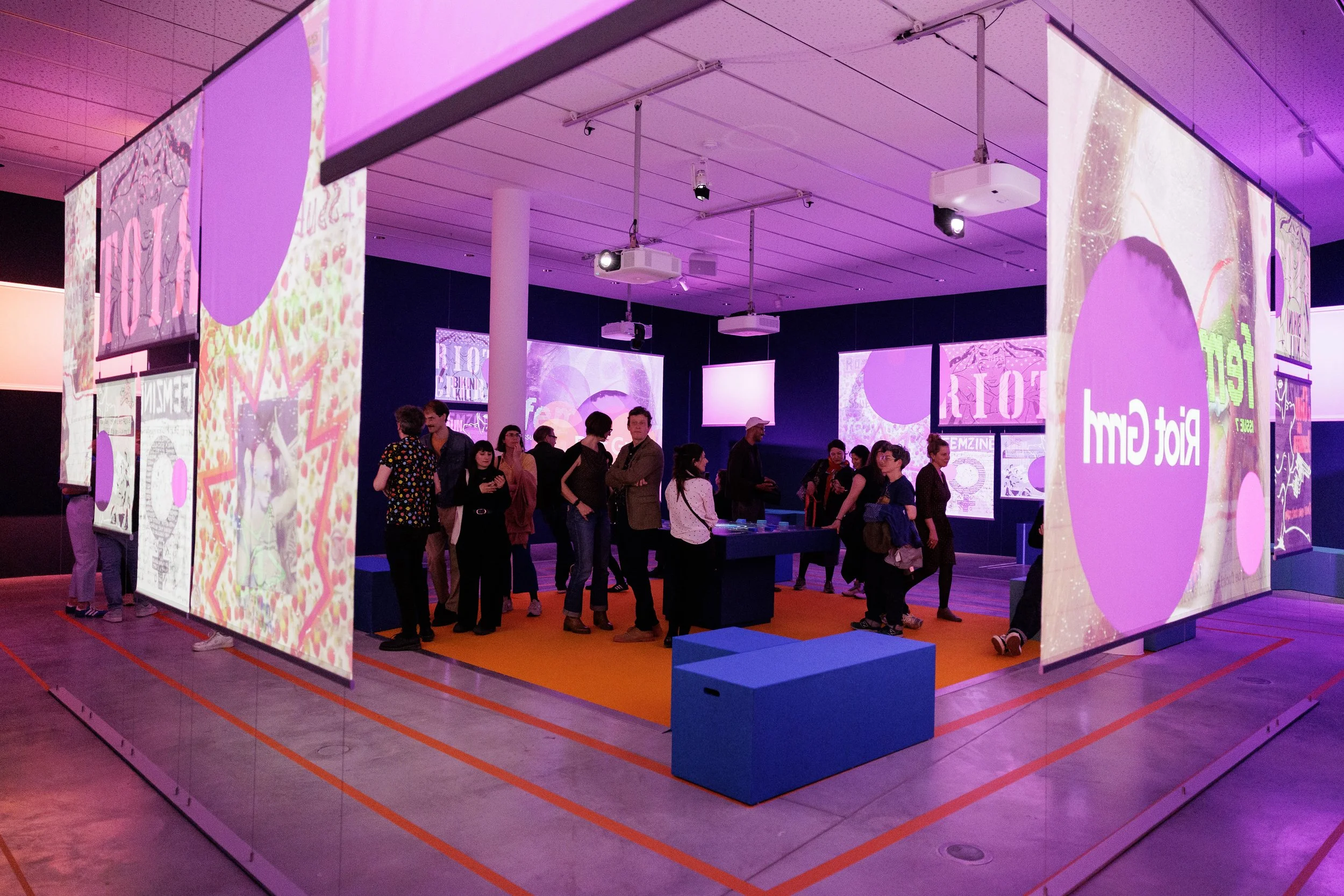 Führung durch die Wechselausstellung „MISHPOCHA – The Art of Collaboration“ von Atelier Markgraph und dem Jüdischen Museum Frankfurt mit Besuchern und multimedialen Kunstinstallationen.