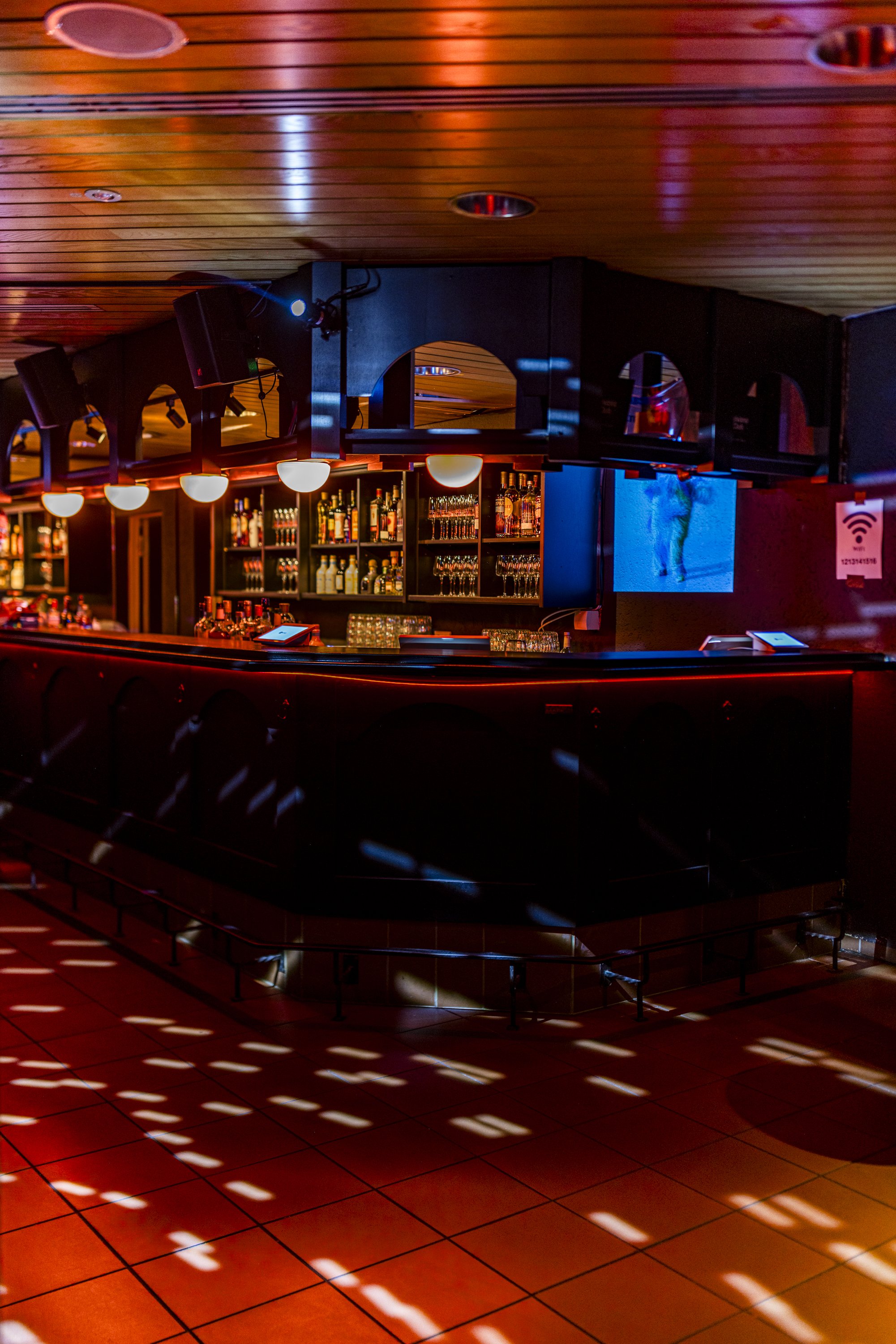 Tanzbar von Julian Smith in Frankfurt am Main als Location für „KI vs. DJ – Der Kampf um die Tanzfläche“, mit beleuchteter Bar und dunkler Clubatmosphäre.