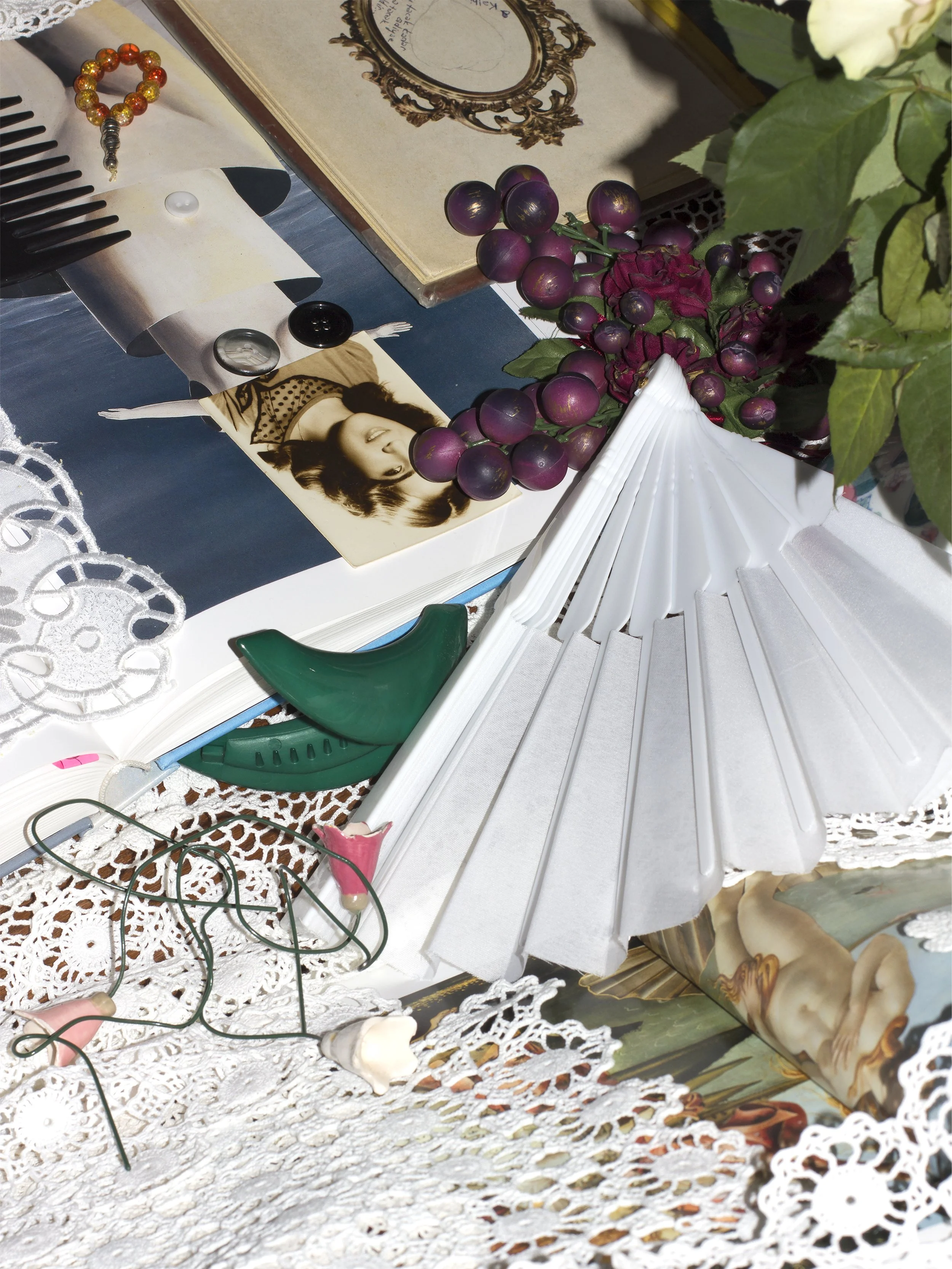 Lesung und Gespräch mit Aslı Özdemir an der HfG Offenbach im F9, mit künstlerisch arrangierten Fotografien, Büchern, Schmuck, Früchten und weiteren Objekten.