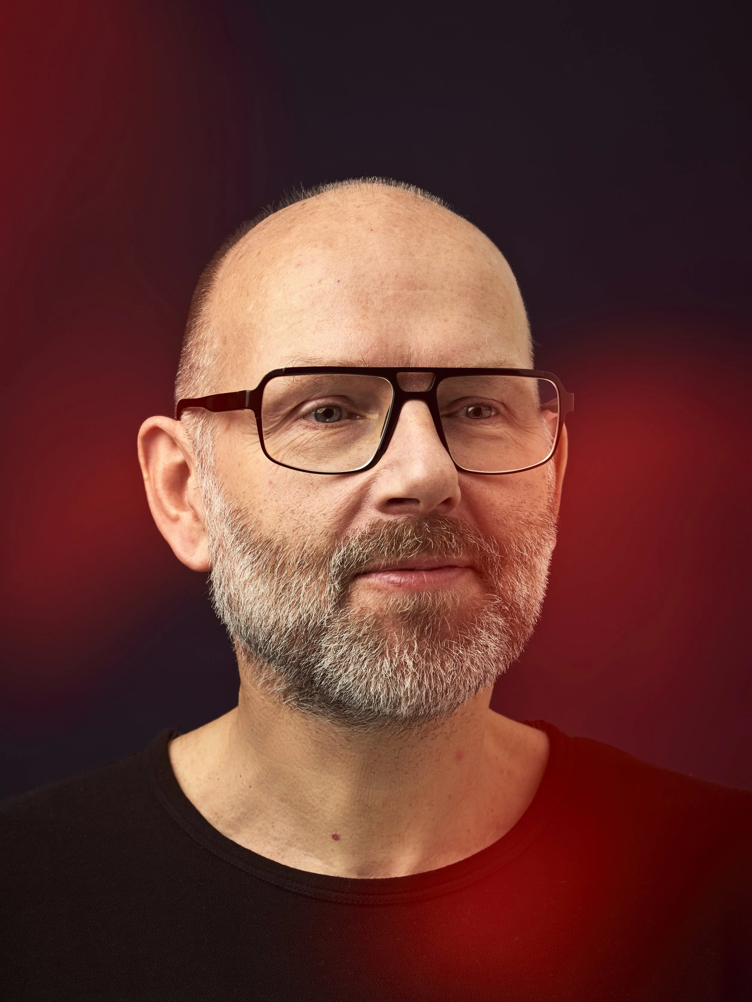Stefan Weil bei „THE ART OF COLLABORATION“ von Atelier Markgraph und dem Jüdischen Museum Frankfurt, in einer Porträtaufnahme vor dunklem Hintergrund mit rotem Licht.