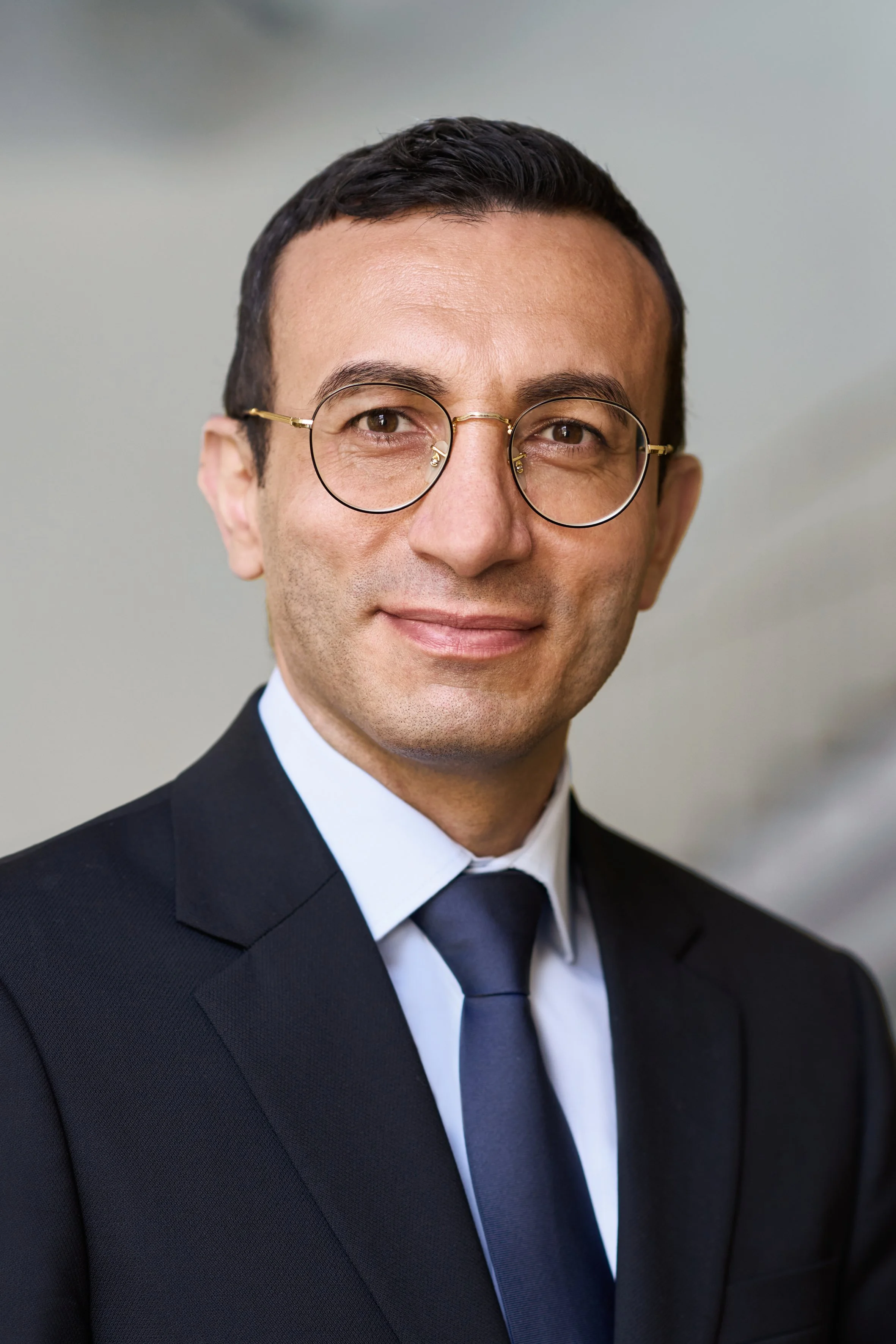 Mike Josef, Oberbürgermeister von Frankfurt am Main, im schwarzen Anzug mit weißem Hemd, schwarzer Krawatte und Brille.