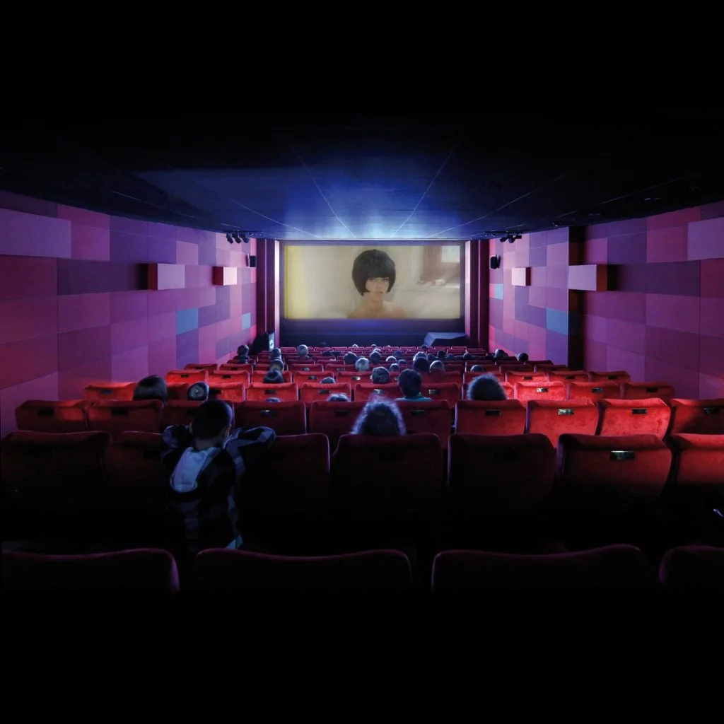 Ausstellung „W.I.M. Im Lauf der Zeit“ im DFF – Deutsches Filminstitut & Filmmuseum in Frankfurt am Main mit großer Filmprojektion und Publikum im Kinosaal.