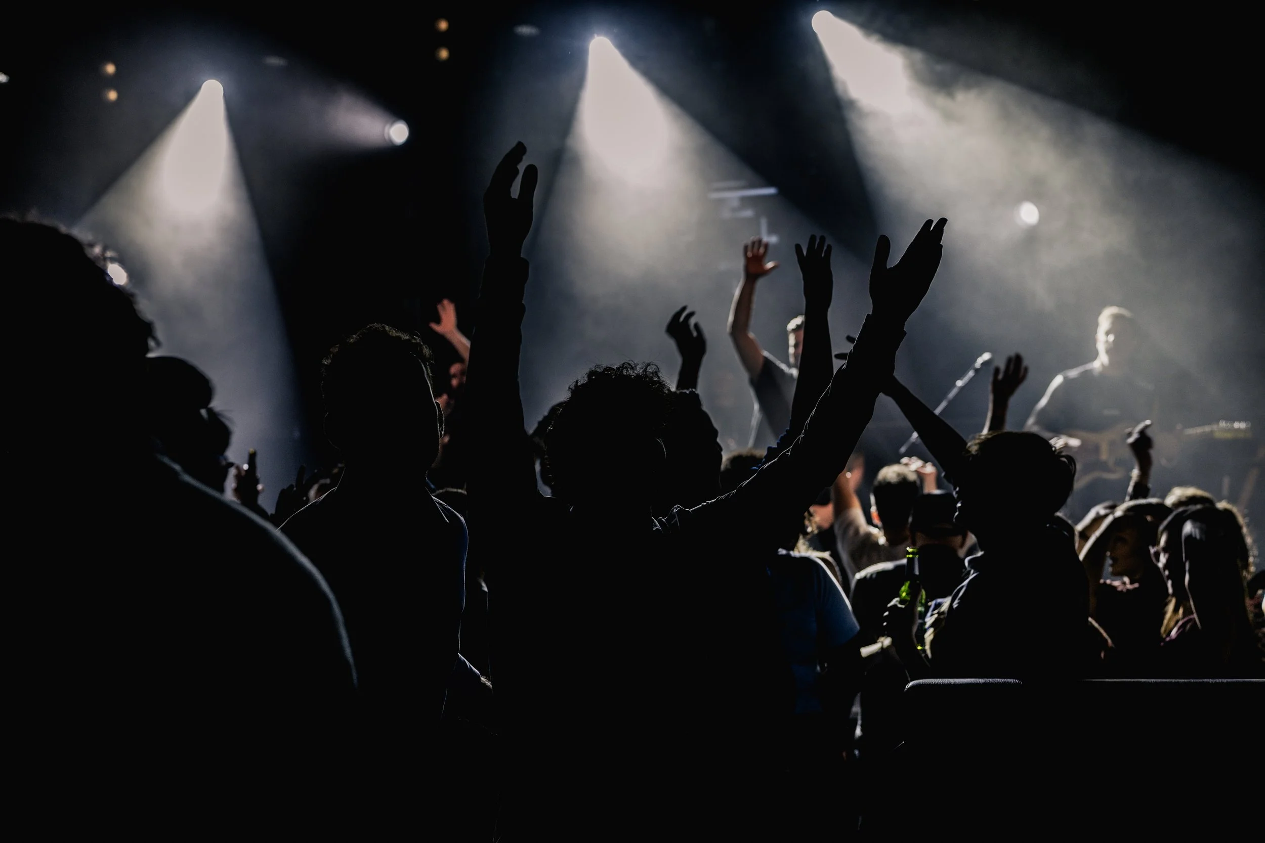 Publikum bei der Veranstaltung „Sound Up“ im Gibson Club in Frankfurt am Main, mit Bühnenlicht und Rauch während eines Konzerts.