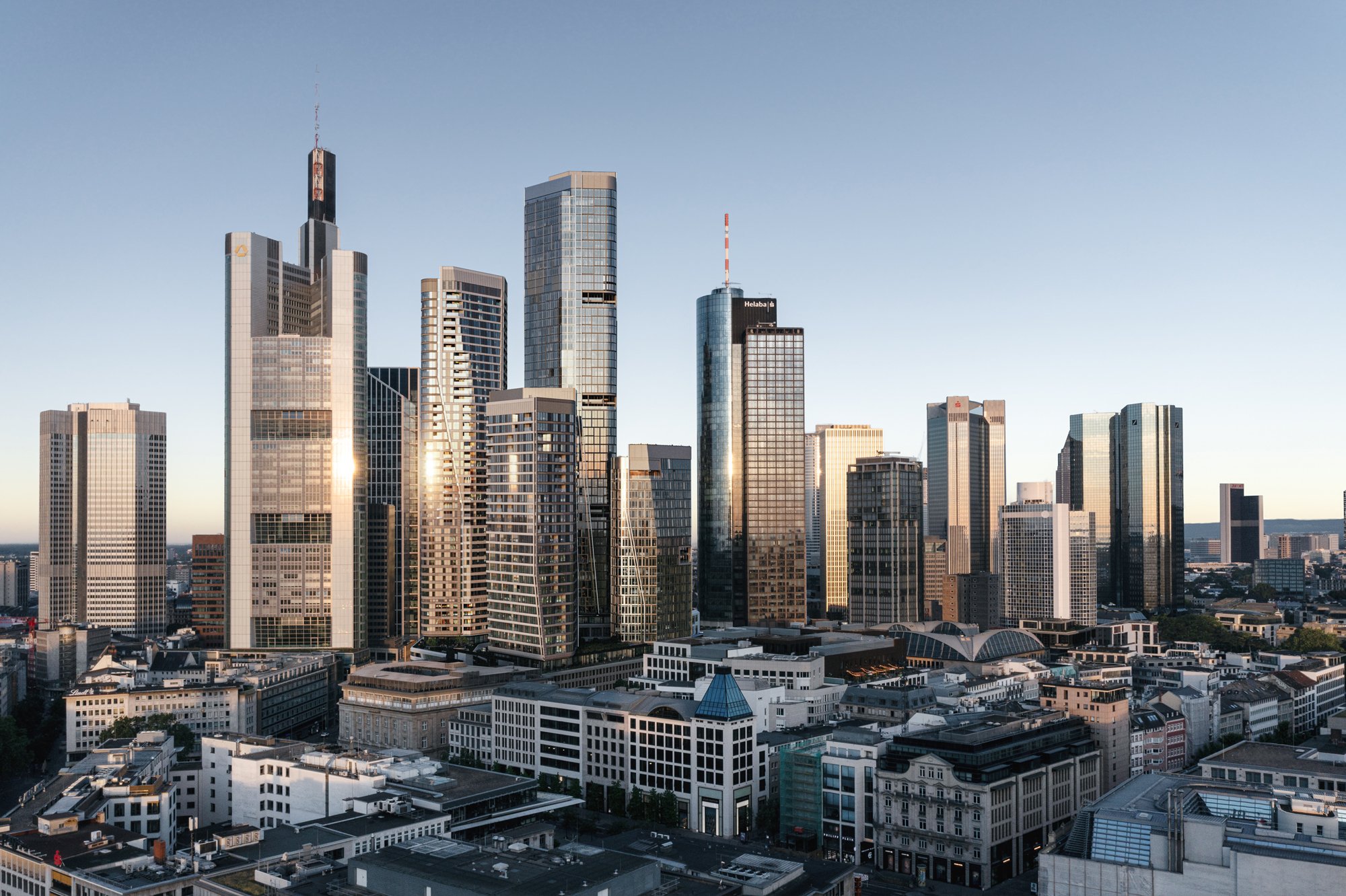 Führung durch das FOUR Frankfurt mit Blick auf die moderne Architektur und die Hochhäuser des neuen Stadtquartiers in der Frankfurter Innenstadt.