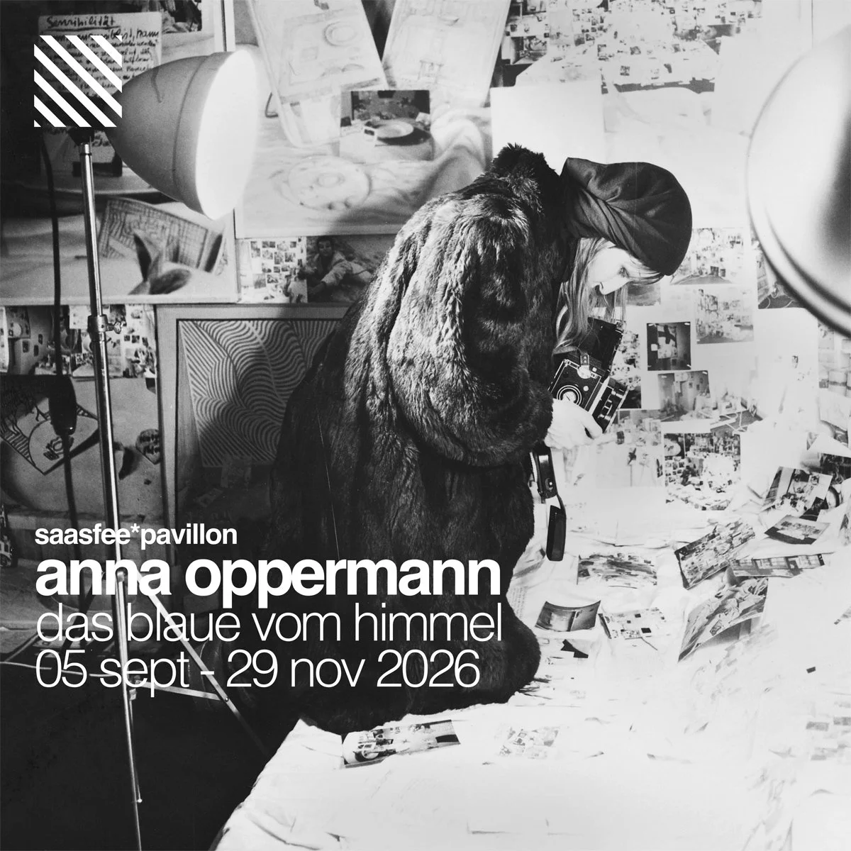 Führung durch die Ausstellung von Anna Oppermann im saasfee*pavillon in Frankfurt am Main, mit Fotografien, Collagen und Studio-Equipment.