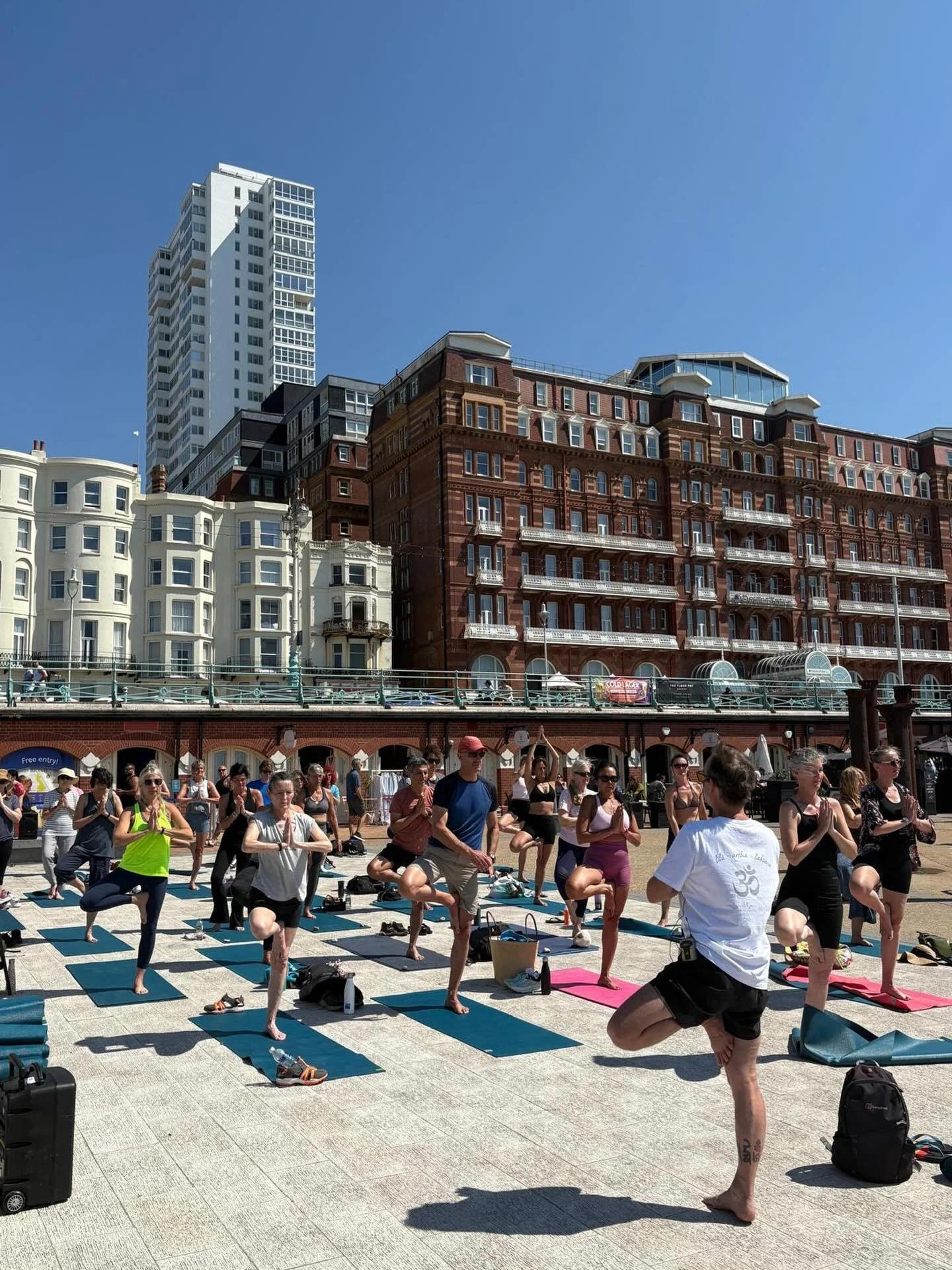 That was fun! 🤩 

Brighton beach this morning at 11 for @brightonyogafoundation - a wonderful@collective behind the @brightonyogafestival making money for outreach projects.

Lilaarthalakshana

But this year no #edsheeran !?

#vajrasatiyoga #yogatt 