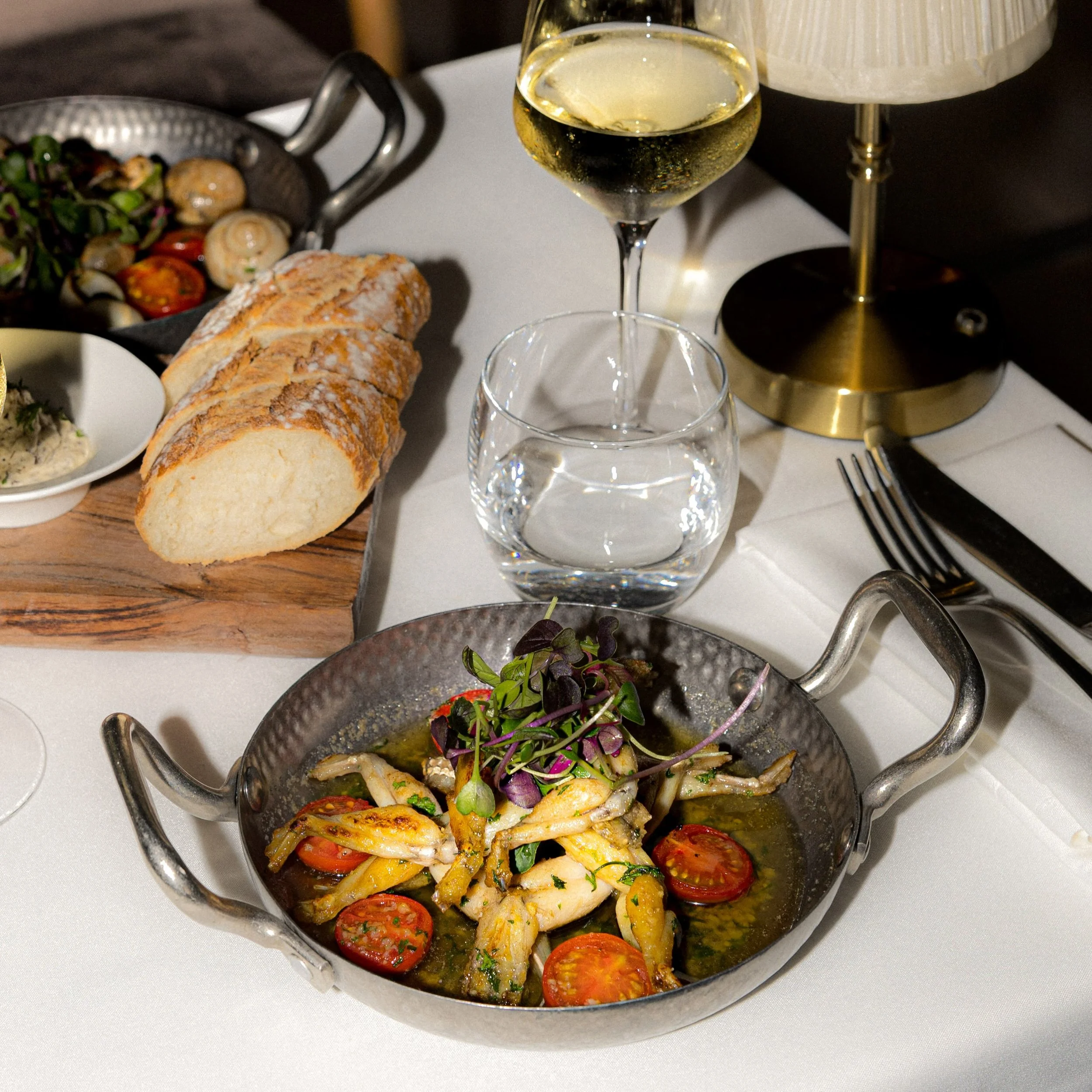 Een Franse klassieker. Kikkerbillen. 

Bon app&eacute;tit!🍷🍴