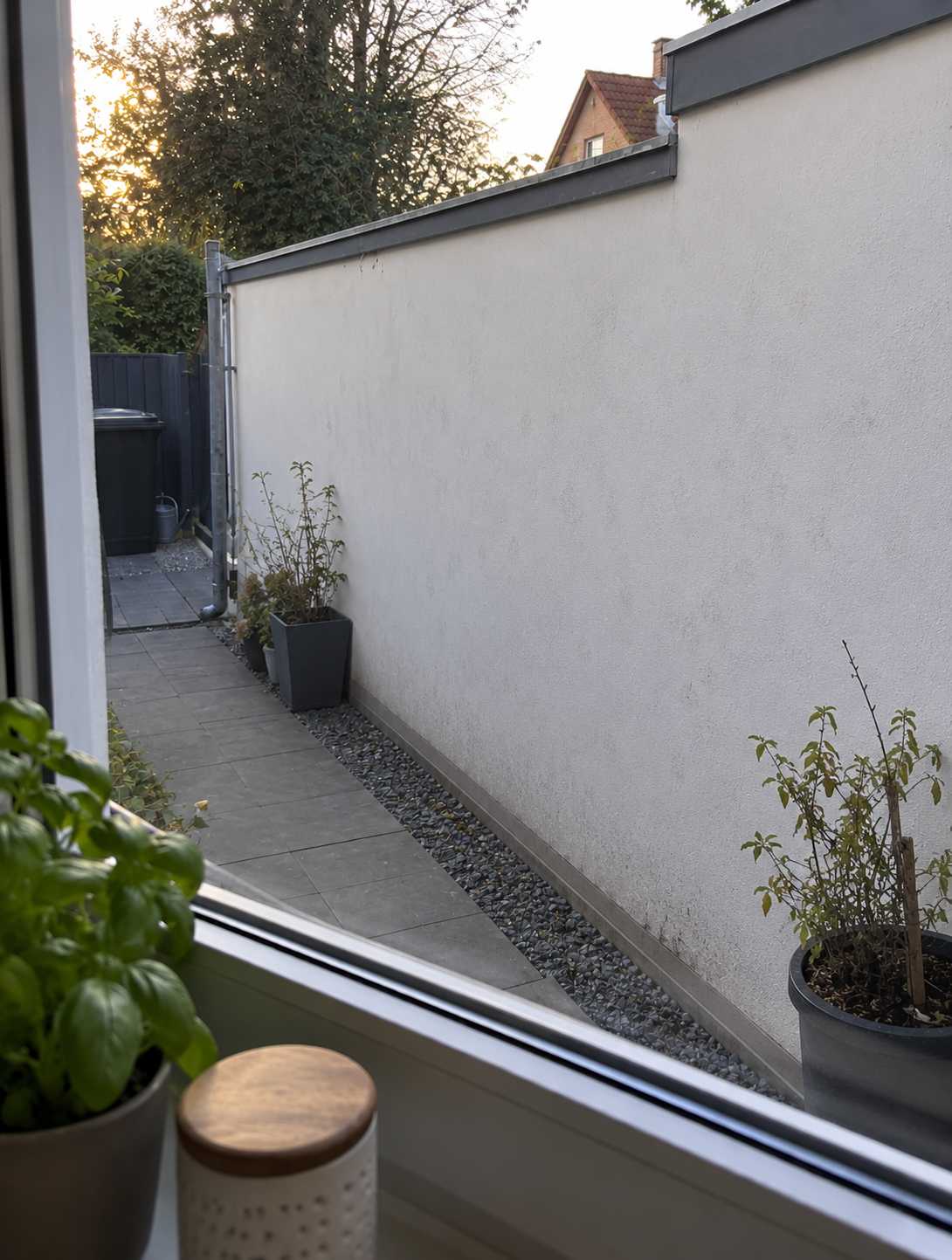 Problemecke im Garten - Blick auf Garagenwand