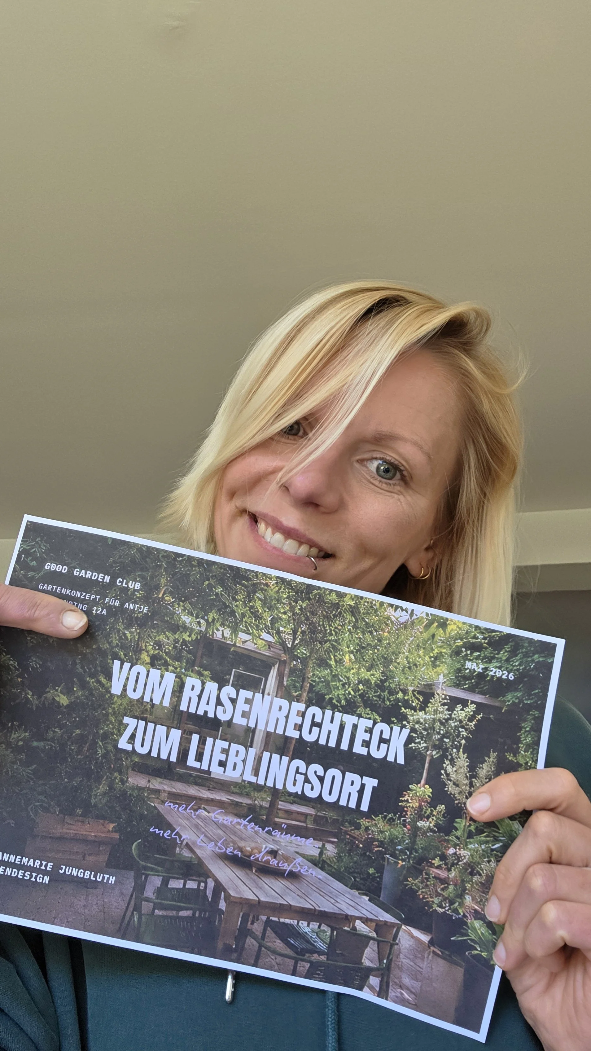 Gartenplanung aus der Ferne - Annemarie hält das Gartenkonzept in die Kamera und erklärt online die neuen Gartenräume für den Kunden