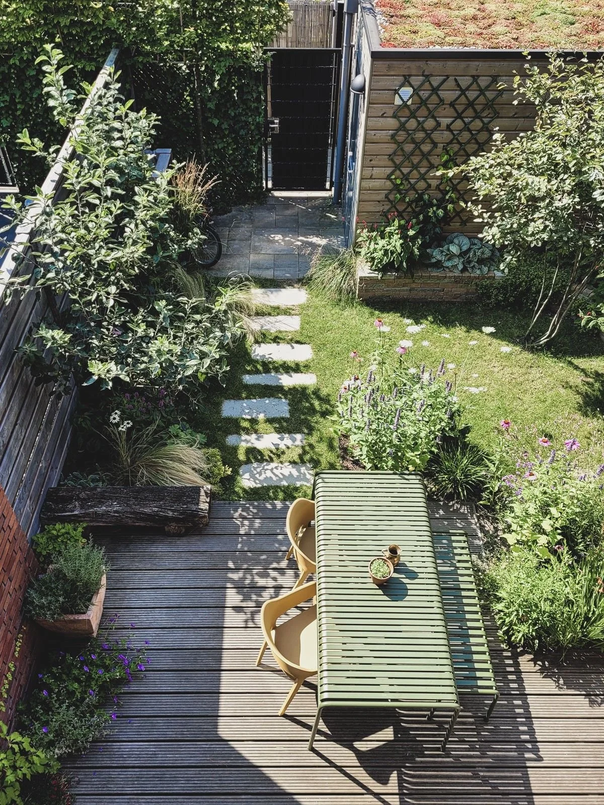 Gartengestaltung eines kleinen Reihenhausgartens mit Gartenräumen