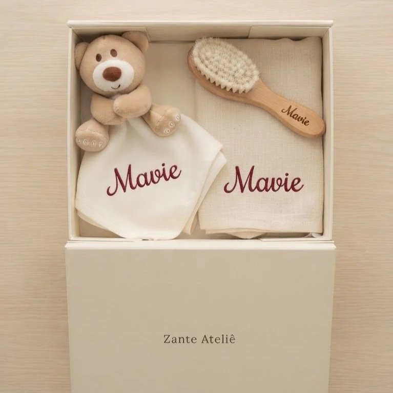 Caixa do recém nascido - é o kit perfeito para você que não sabe o que dar para um bebê recém nascido.
 
(Manta, naninha e escovinha personalizados com o nome do bebe)