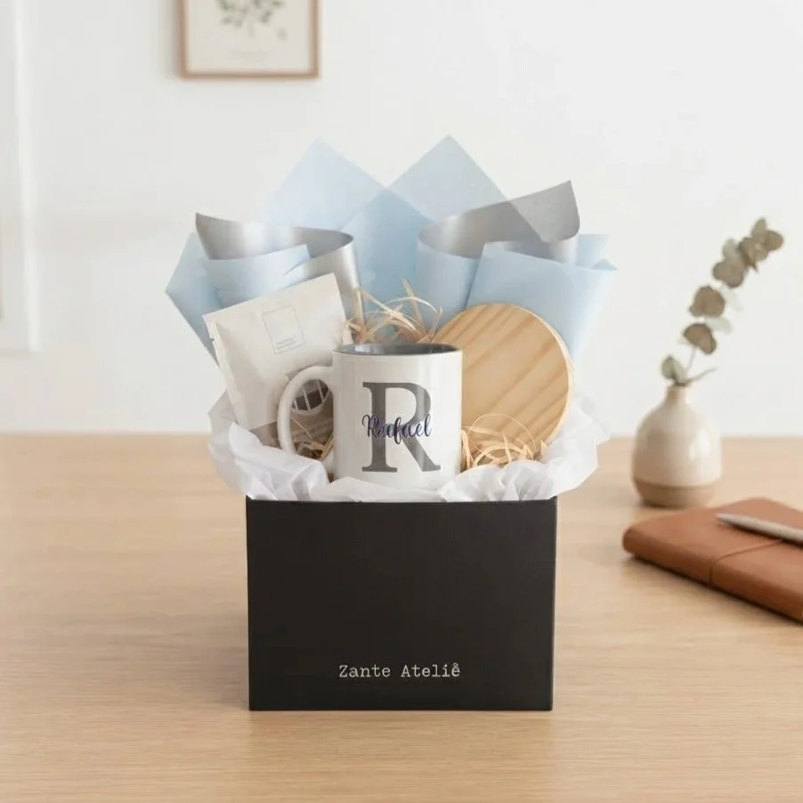 Esse é o presente especial para aquela pessoa que ama um café. Esse é o box ideal para quando você quer dar um presente, mas não quer dar apenas uma caneca.
(Caneca de cerâmica personalizada, porta copo em bambu e drip coffee)
