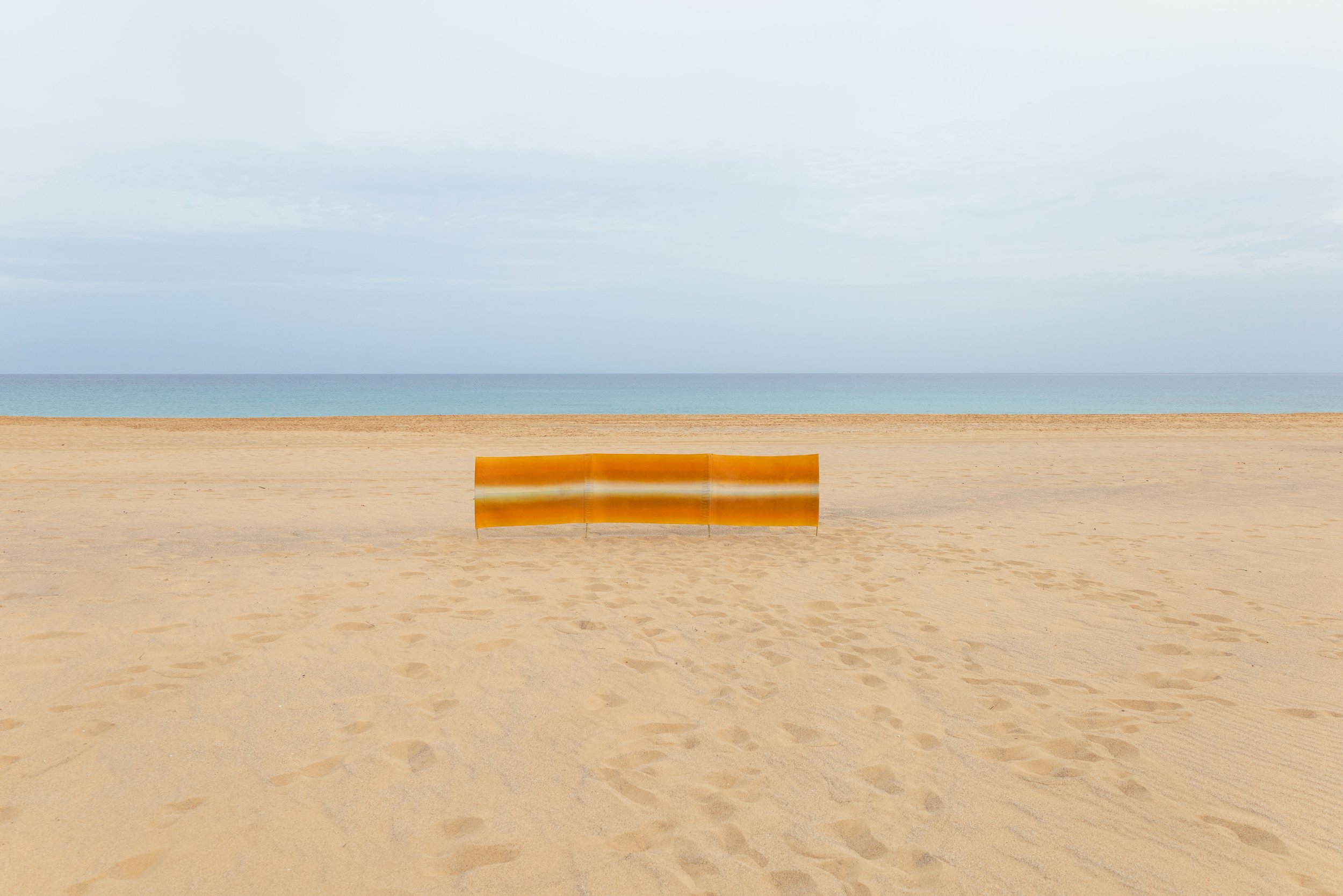 Pausa, 2023
Acrílico sobre lona de algodão e madeira / Acrylic on cotton canvas and wood
100 x 400 cm