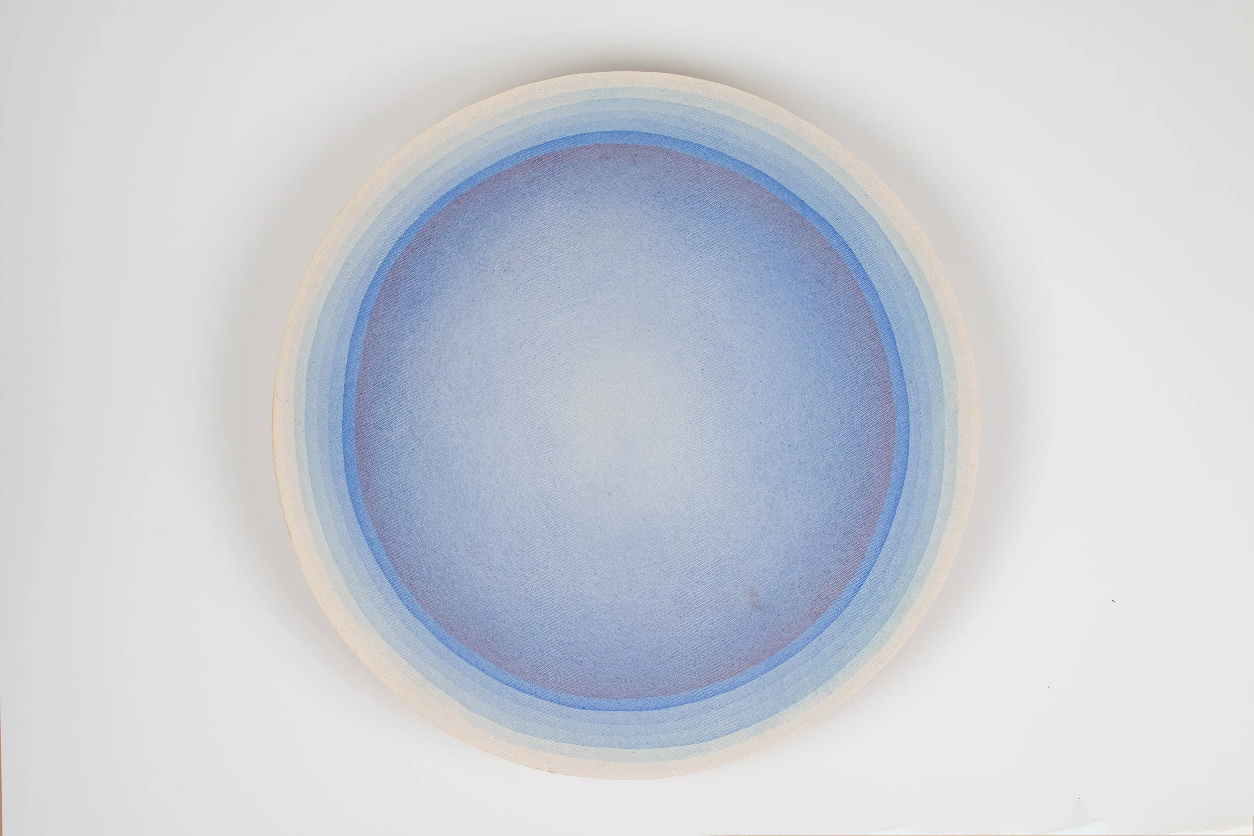 Altar (azul circular), [Altar (circular blue)], 2026
Acrílico sobre lona de algodão, madeira / Acrylic on cotton cnavas, wood
42,5 cm, diam.