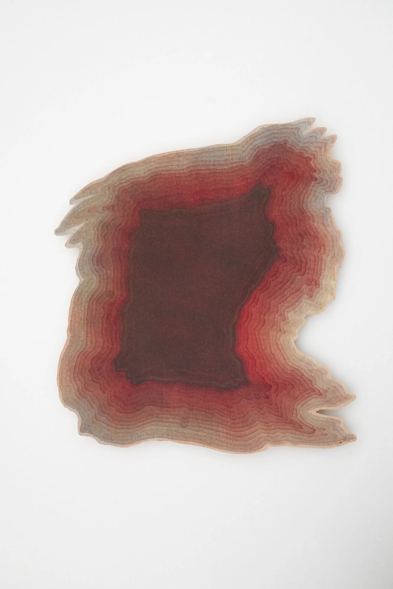 Recorte (vermelho), 2024
Acrílico sobre lona de algodão e madeira / Acrylic on cotton canvas and wood
43 x 40 cm