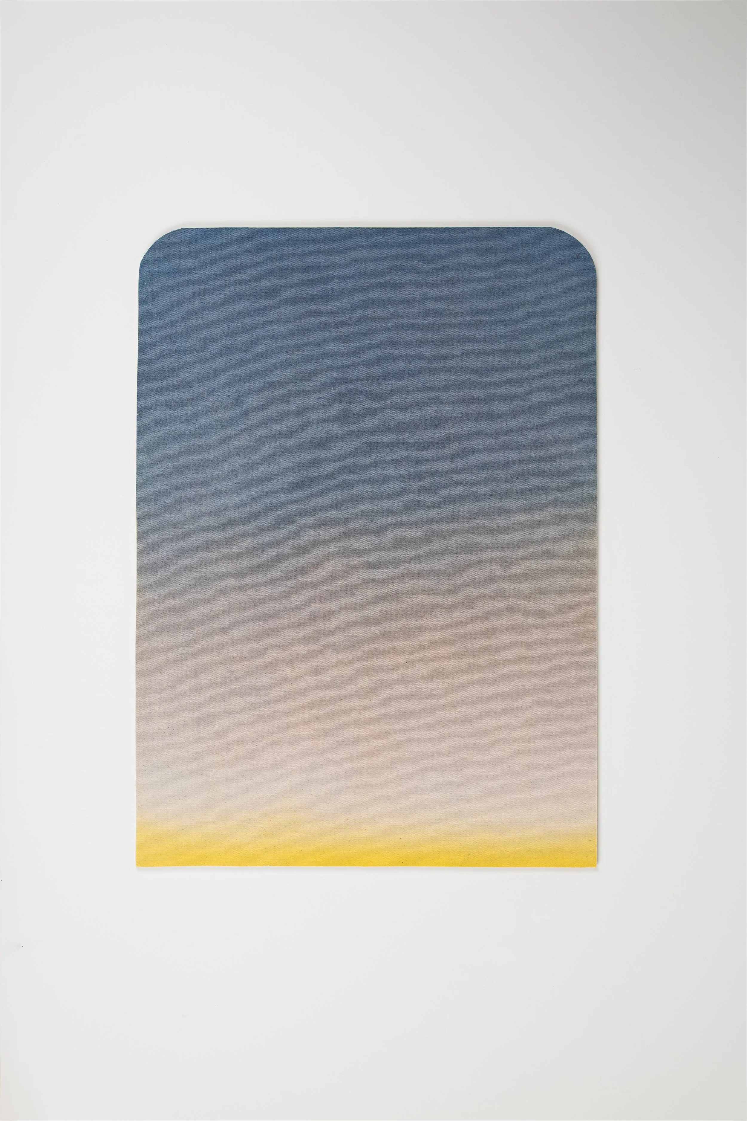 Altar (azul, amarelo) [Altar (blue, yellow)], 2026
Acrílico sobre lona de algodão, madeira /Acrylic on cotton canvas, wood
45.5x33 cm