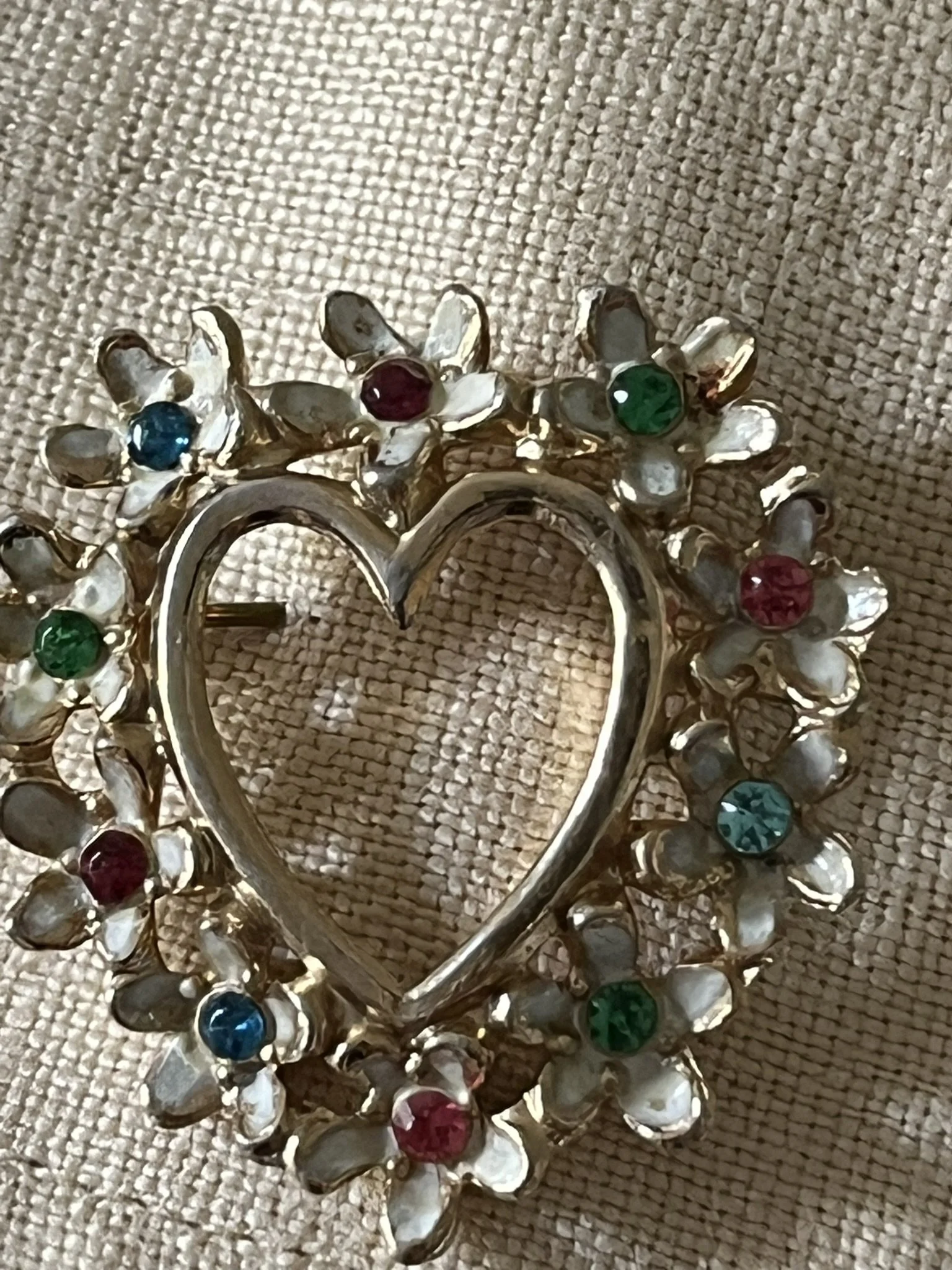 Vintage Mid-Century White Enamel Flower Heart Wreath Rhinestone Brooch