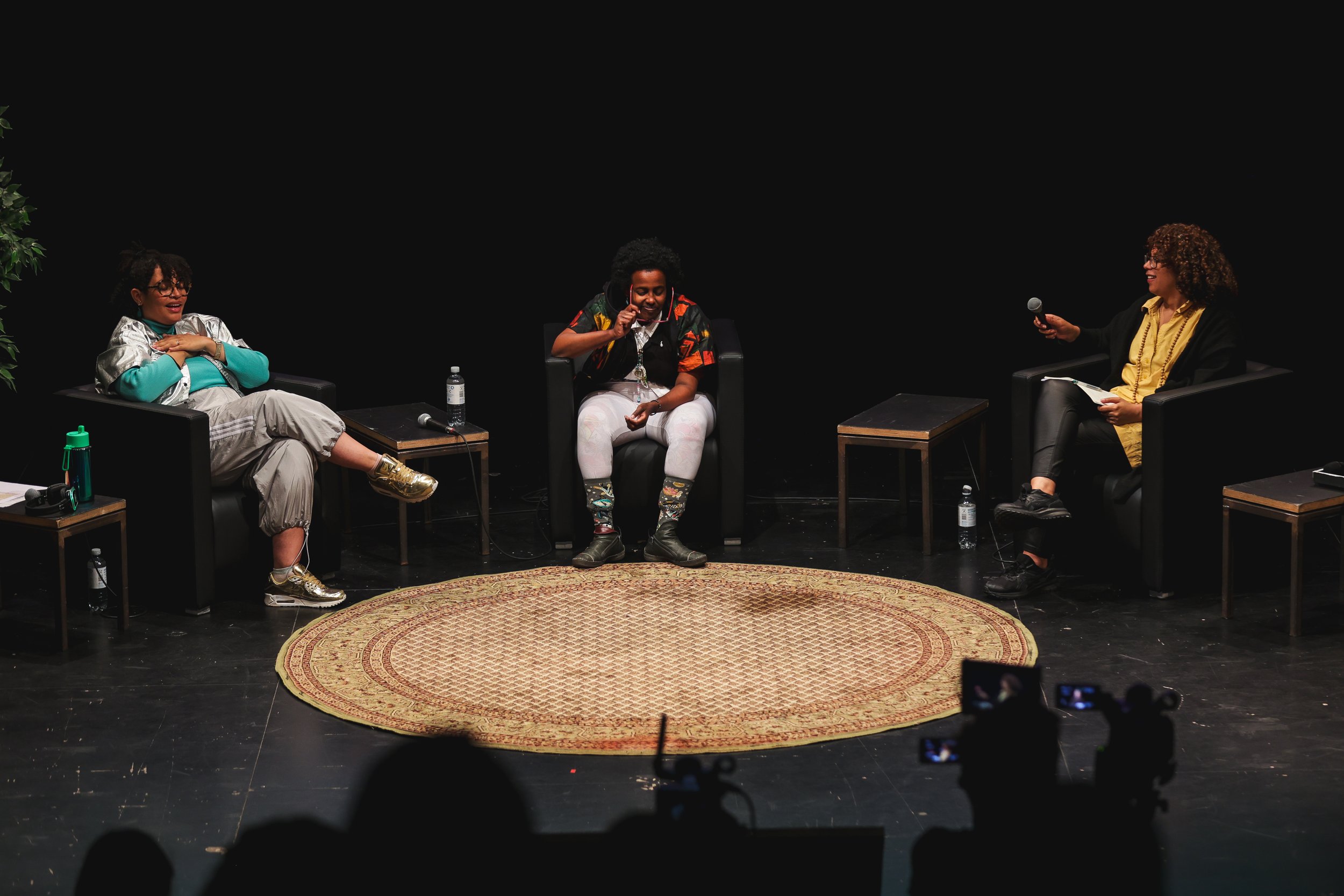 Photography: Pascal Schmidt

Apocalypse Reading Session

Performative Book Festival, Kampnagel
May 2025

The portal invites visitors to linger, browse, delve deeper, and exchange ideas in another time. The APOCALYPSE READING SESSION activates the con