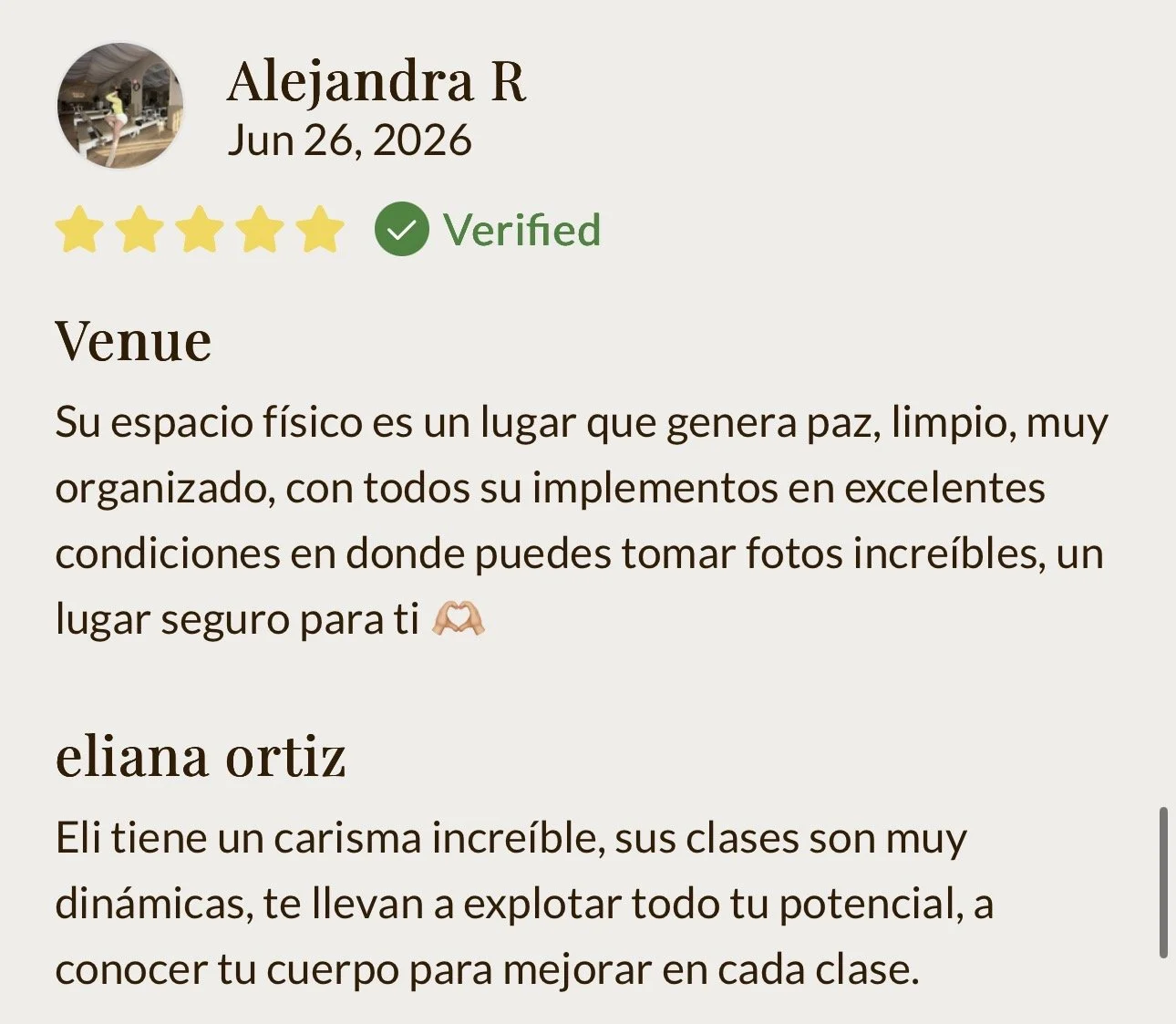 Testimonio de Alejandra R, fechado el 26 de junio de 2026, con calificación de cinco estrellas y estado verificado. Revisión de un lugar que describe su espacio físico como pacífico, limpio, organizado y equipado con excelentes instalaciones para tomar fotos. Menciona a Eliana Ortiz, destacando su carisma y dinamismo en sus clases.