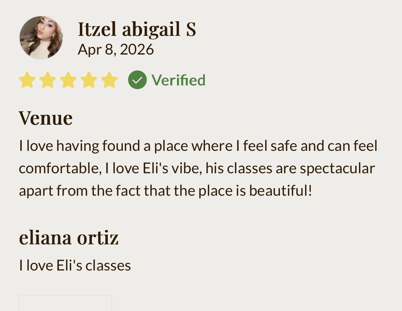 Reseña de una persona llamada Itzel Abigail S, con fecha 8 de abril de 2026, con cinco estrellas y la etiqueta 'Verificada'. Incluye testimonios sobre un lugar y clases de Eli, expresando satisfacción y amor por el ambiente y las clases.
