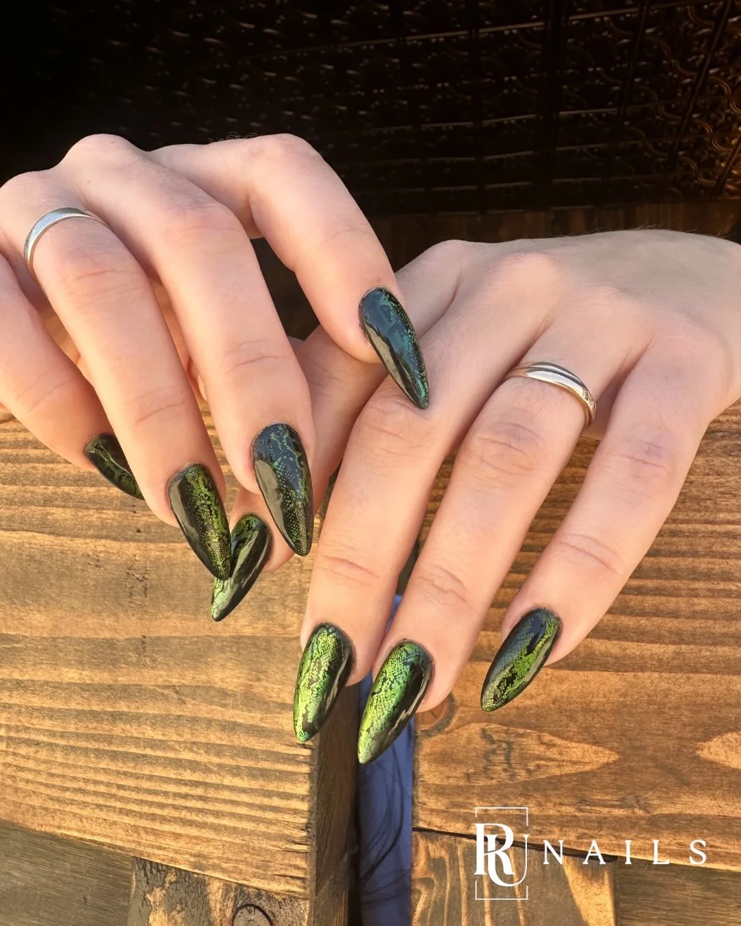 🌵☀️ Under the California sun.

Shifting from deep black to vibrant emerald green with every movement, this chrome set captures the colors of California&rsquo;s wild landscapes and golden light.

Bold shape. Mirror shine. Unforgettable reflections.

