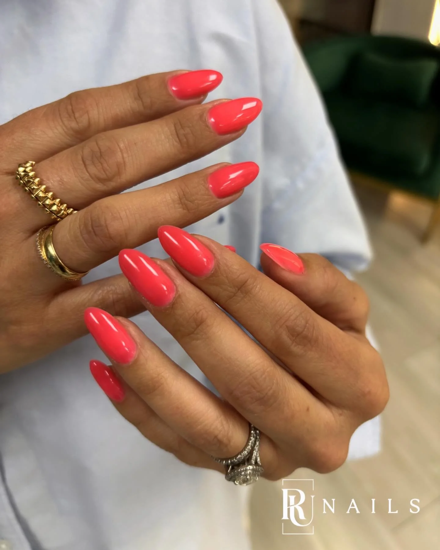 The details make it. A delicate dots here, a soft almond shape there &mdash; minimal but never boring.
#runails #dotsnails #minimalnails #almondnails #hardgel
