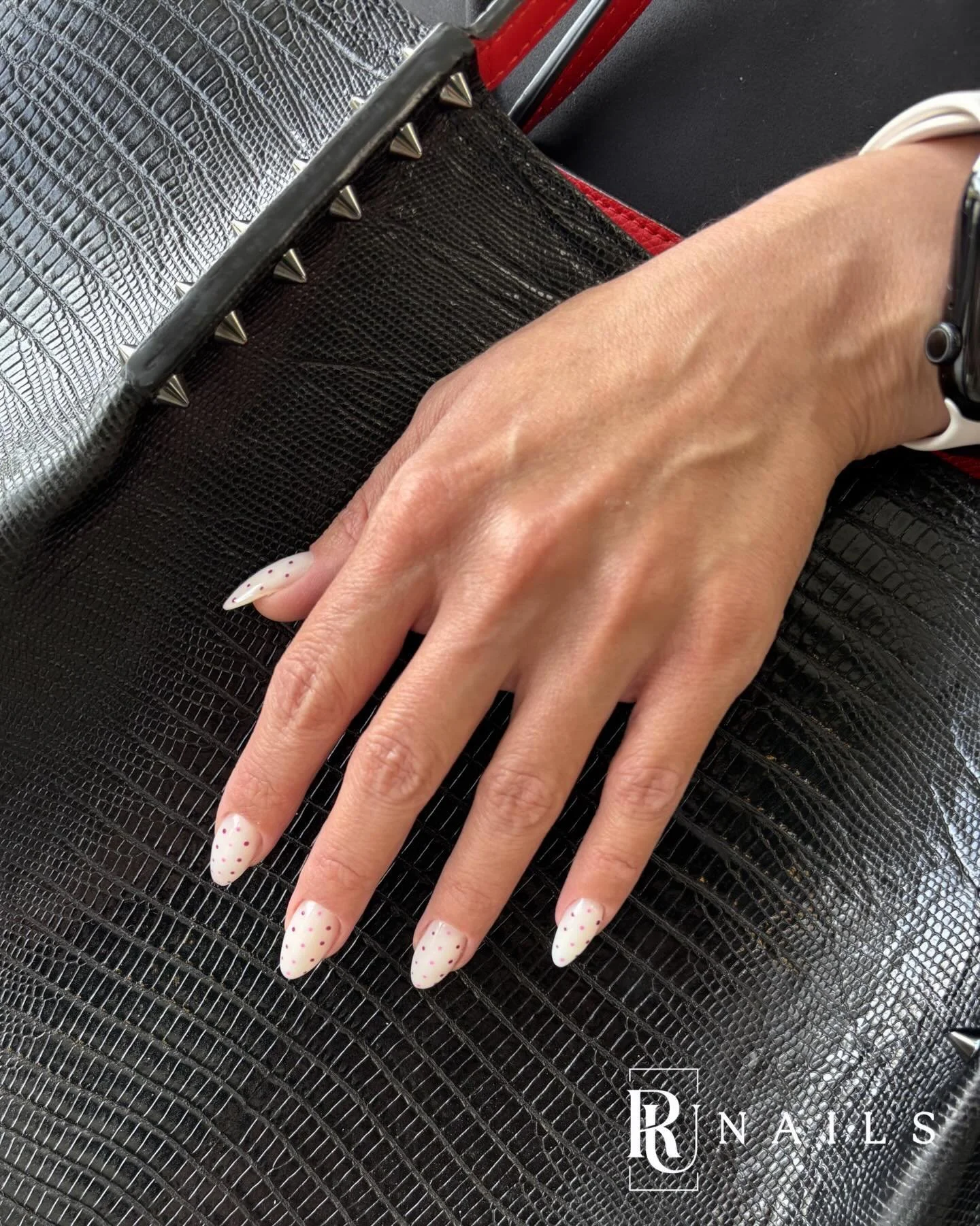 The details make it. A delicate dots here, a soft almond shape there &mdash; minimal but never boring.
#runails #dotsnails #russianhardgel #almondnails #santamonica