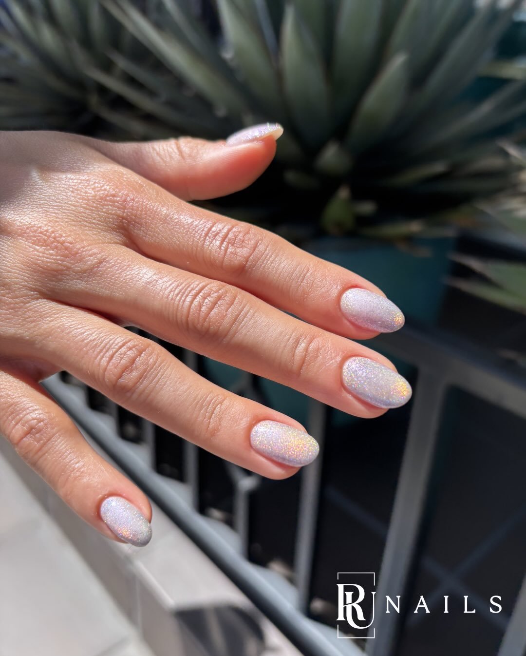 Soft glow, all day. That barely-there shimmer that catches the light just right &mdash; understated, but impossible to ignore.
#runails #russianmanicure